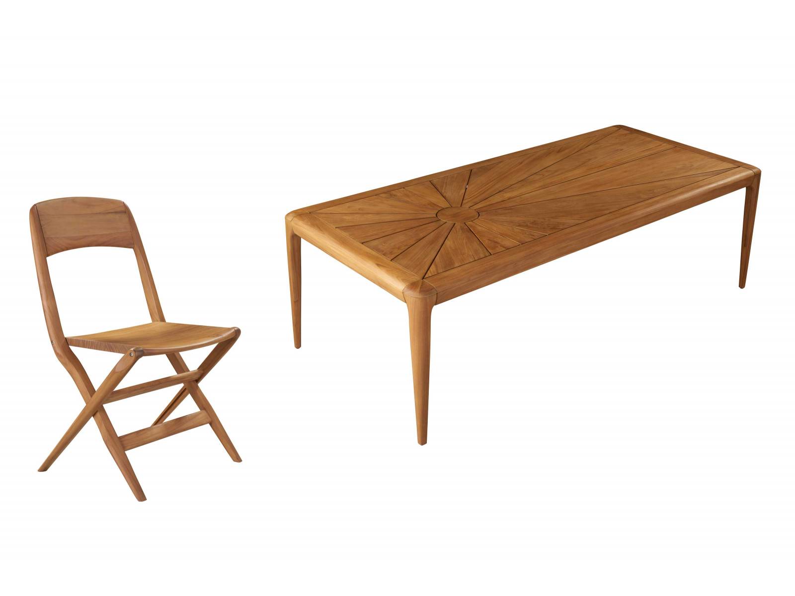 Die Kollektion «Aurea» von Sacha Lakic, die einen praktischen Klappstuhl sowie den mit einem schönen Sonnenschliff verzierten Tisch umfasst, gibt es nun auch in Teakholz. Es stammt ausschliesslich aus nachhaltig bewirtschafteten Wäldern. ROCHE BOBOIS.