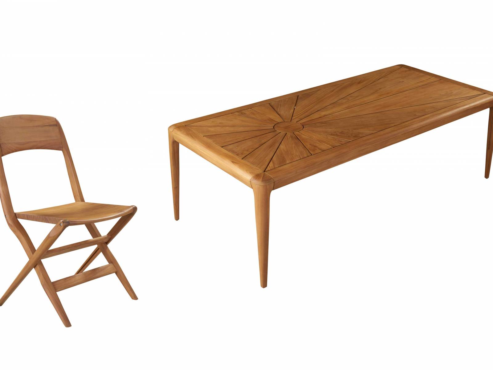 Die Kollektion «Aurea» von Sacha Lakic, die einen praktischen Klappstuhl sowie den mit einem schönen Sonnenschliff verzierten Tisch umfasst, gibt es nun auch in Teakholz. Es stammt ausschliesslich aus nachhaltig bewirtschafteten Wäldern. ROCHE BOBOIS.