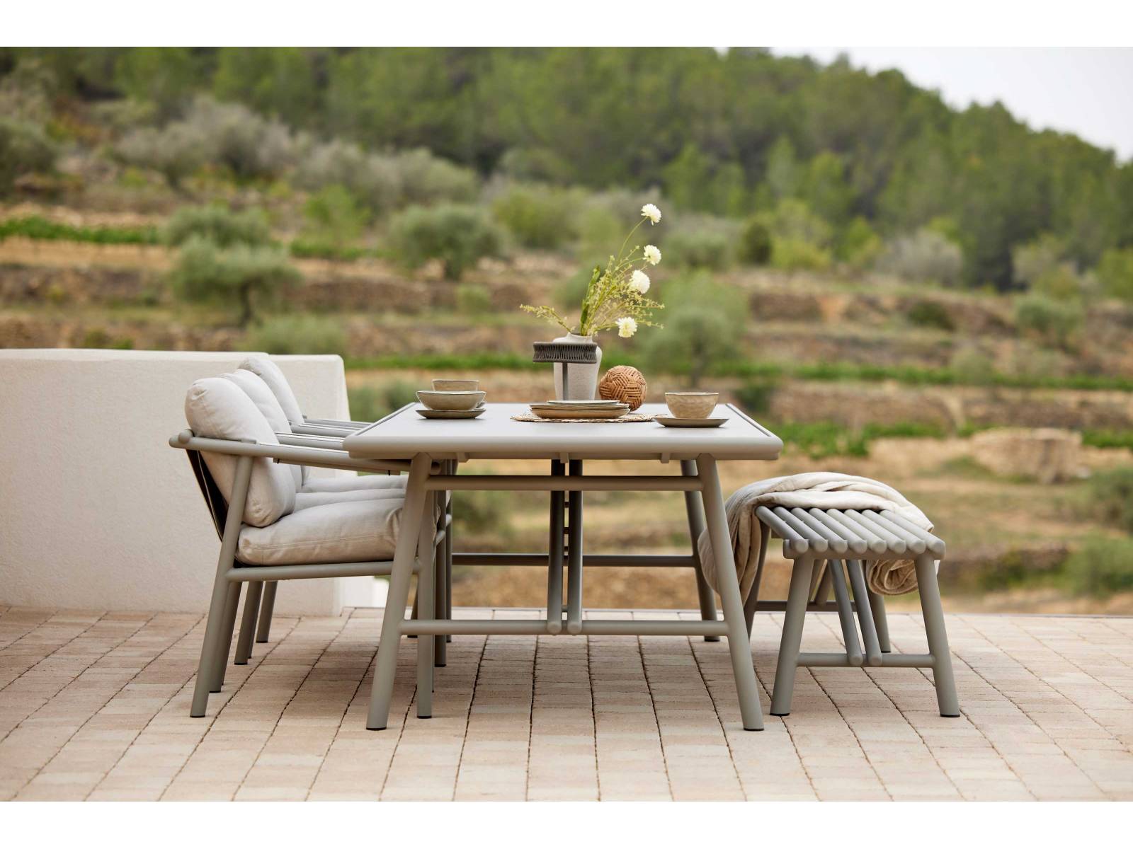 Der Name der umfangreichen Gartenkollektion «Sticks» spiegelt sich auch im Design der Möbel wider. Denn die einzelnen Modelle sind wie aus Stöcken zu einer Bank, einem Stuhl oder einem Sofa zusammengesetzt. Aus Holz oder Aluminium. CANE-LINE.