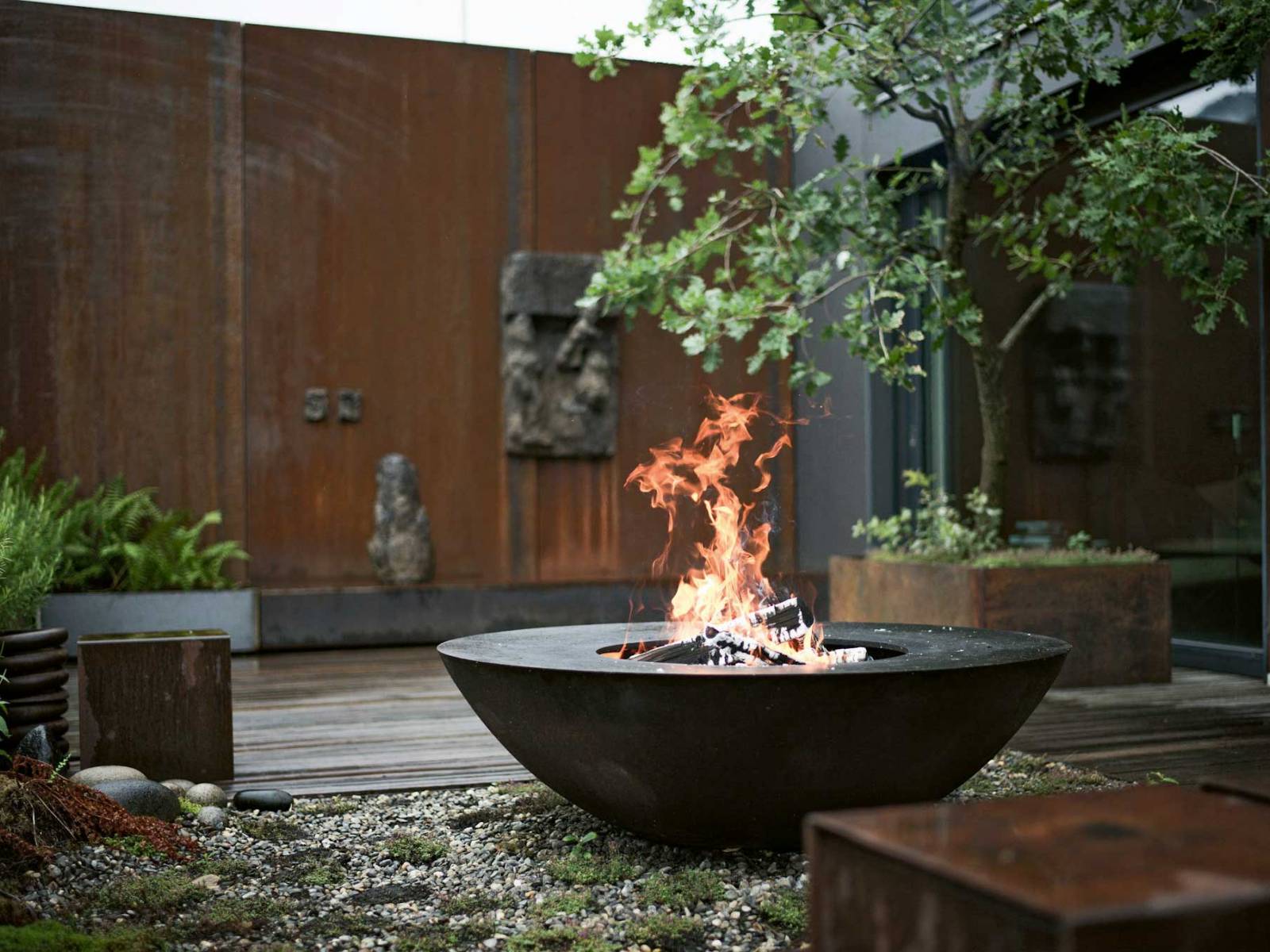 Für Andreas Reichlin, dem Stahlplastiker und Erfinder des Feuerrings, ist es entscheidend, bei der Gartengestaltung die richtige Dimension zu wählen, damit der Feuerring seine maximale Wirkung entfalten kann und der gesamte Raum harmonisch und ausgewogen wirkt. Im Bild: «Luna 40». Foto: Andreas Reichlin. FEUERRING.