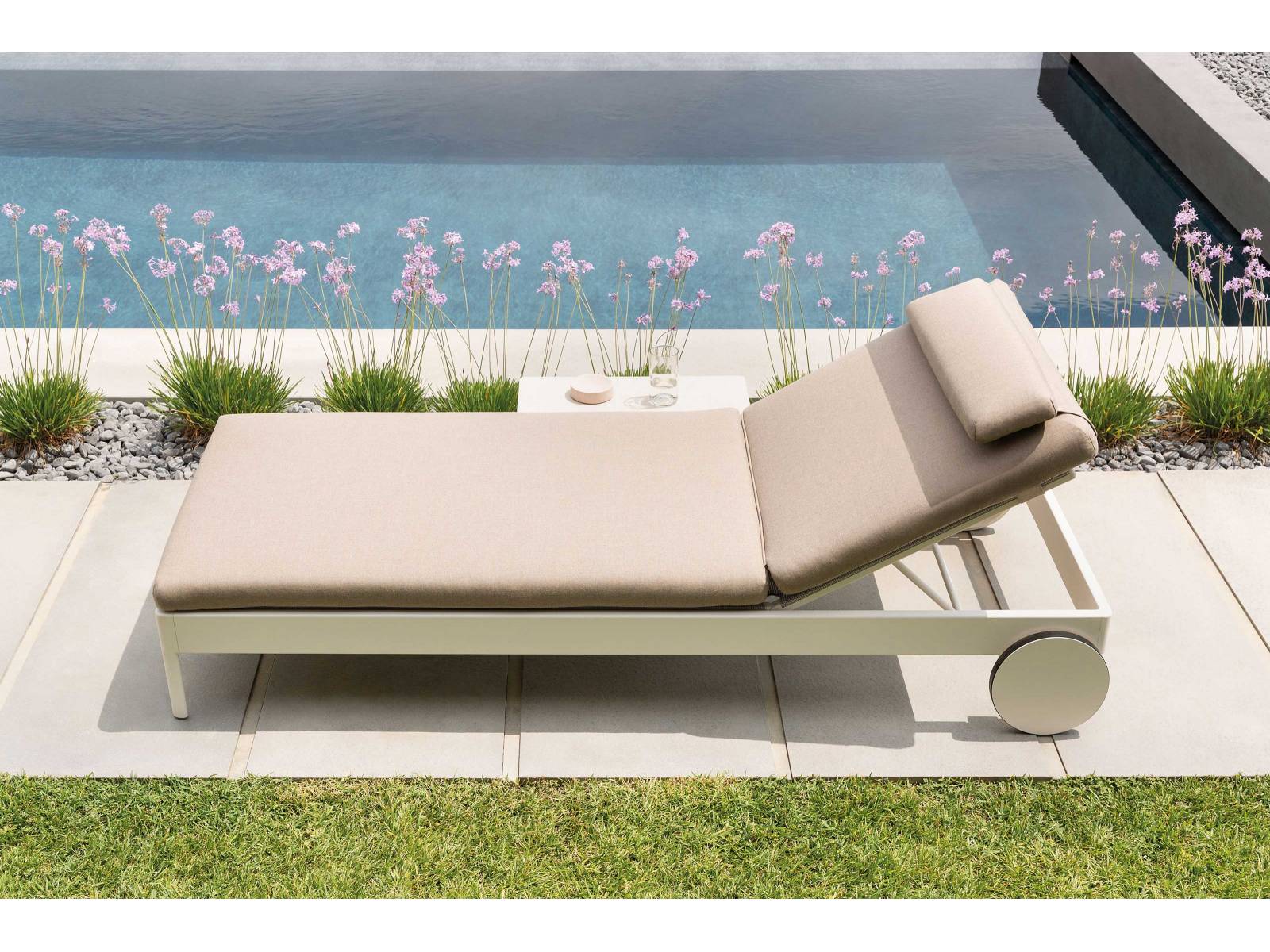 Die Kollektion «Solaris» gehört zu den Bestsellern des Unter­nehmens. Sie wurde von Alberto Lievore entworfen. Neu hinzu­gekommen ist die passende Liege aus Aluminium und Batyline, die in vielen sanften Farbtönen erhältlich ist. FAST.
