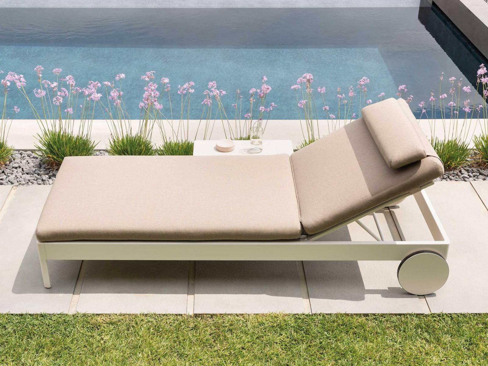 Die Kollektion «Solaris» gehört zu den Bestsellern des Unter­nehmens. Sie wurde von Alberto Lievore entworfen. Neu hinzu­gekommen ist die passende Liege aus Aluminium und Batyline, die in vielen sanften Farbtönen erhältlich ist. FAST.