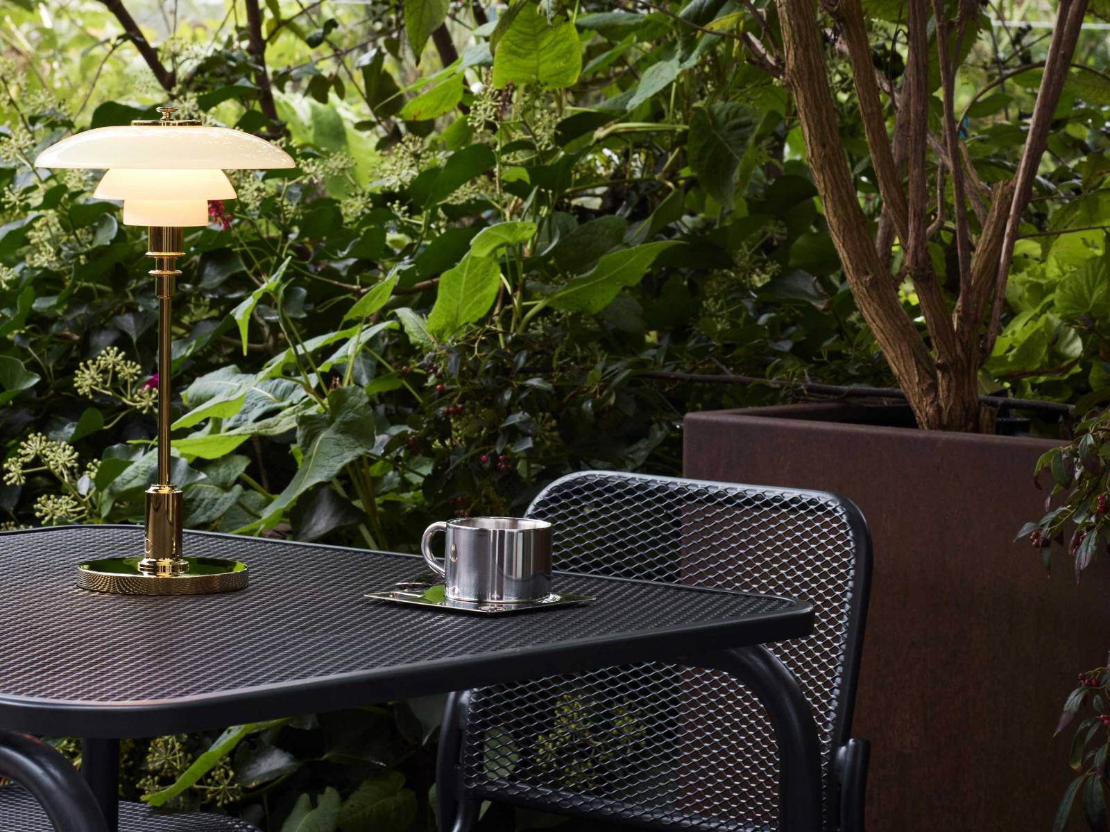 Da kommt Freude auf: Den Klassiker von Poul Henningsen gibt es jetzt in einer tragbaren Version, die nun auch im Garten für schöne Stimmung sorgt. Die «PH 2/1 Portable» gibt es in der klassischen Version aus hochglänzendem Chrom oder metallisiertem Messing und Opalglas. LOUIS POULSEN.