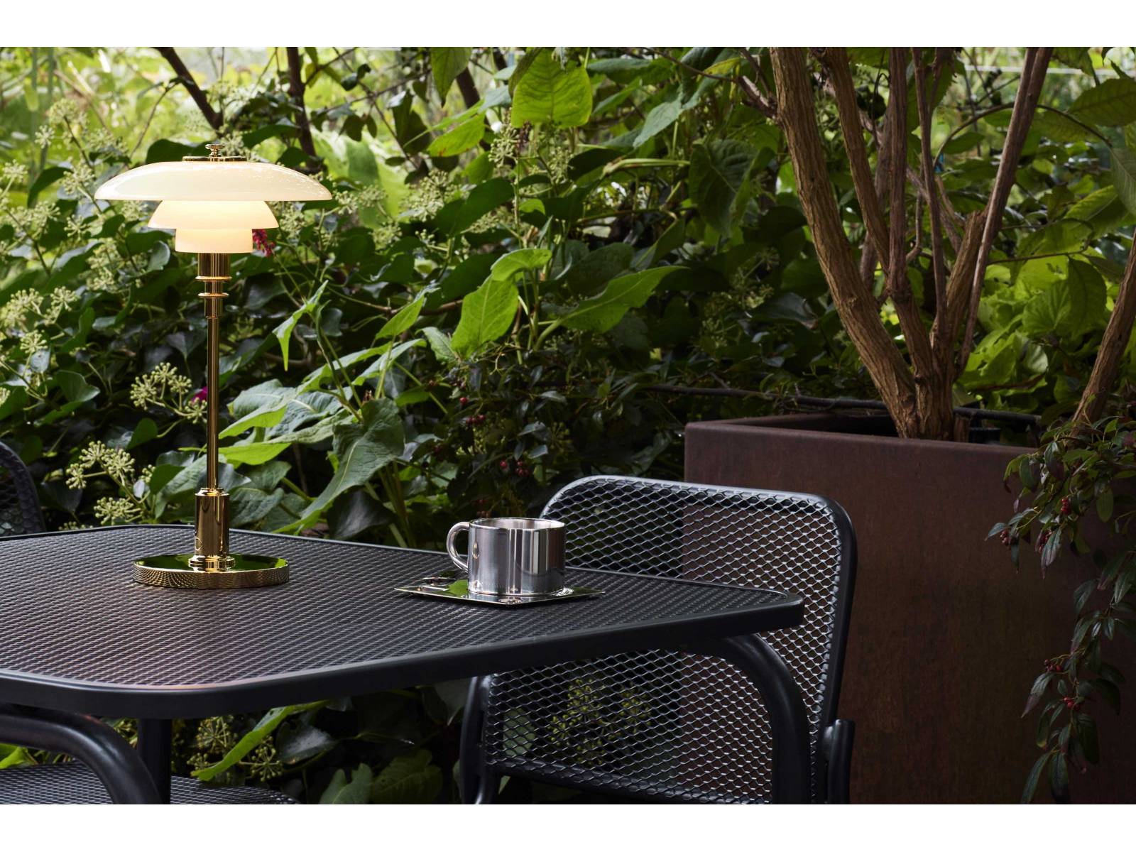 Da kommt Freude auf: Den Klassiker von Poul Henningsen gibt es jetzt in einer tragbaren Version, die nun auch im Garten für schöne Stimmung sorgt. Die «PH 2/1 Portable» gibt es in der klassischen Version aus hochglänzendem Chrom oder metallisiertem Messing und Opalglas. LOUIS POULSEN.