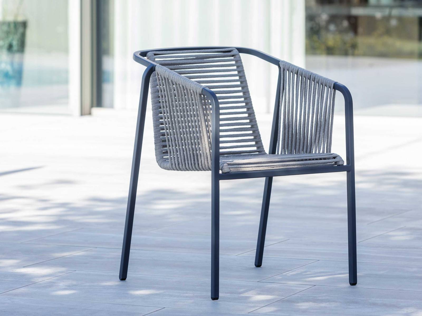 Der neue Sessel «Suite» erweitert die gleichnamige Kollektion um einen eleganten Armlehnstuhl. Die flachen und breit geflochtenen Textilbänder verleihen dem Stuhl einen eleganten, offenen Charakter und sorgen gleichzeitig für bequemes Sitzen. FISCHER MÖBEL.