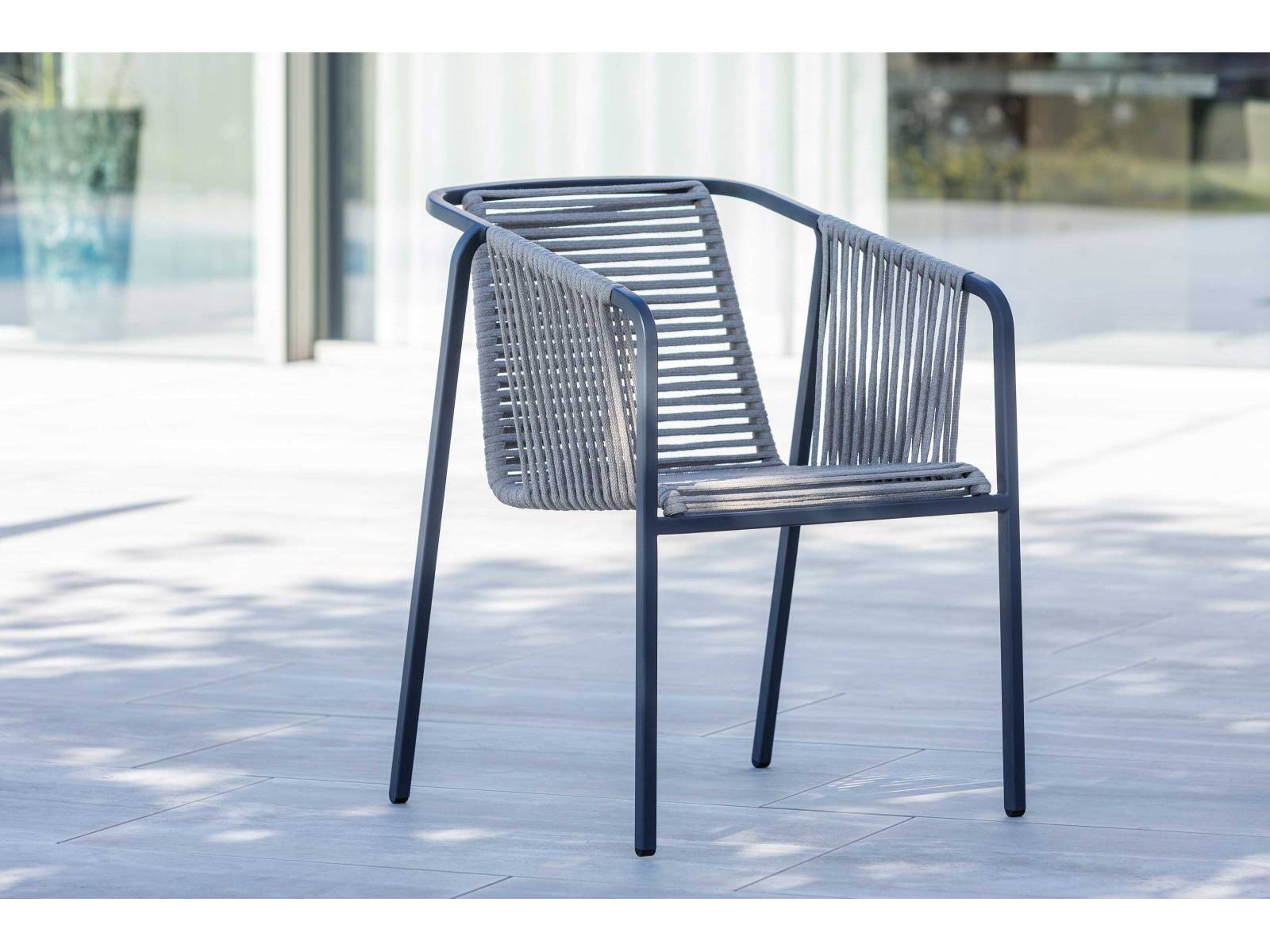 Der neue Sessel «Suite» erweitert die gleichnamige Kollektion um einen eleganten Armlehnstuhl. Die flachen und breit geflochtenen Textilbänder verleihen dem Stuhl einen eleganten, offenen Charakter und sorgen gleichzeitig für bequemes Sitzen. FISCHER MÖBEL.