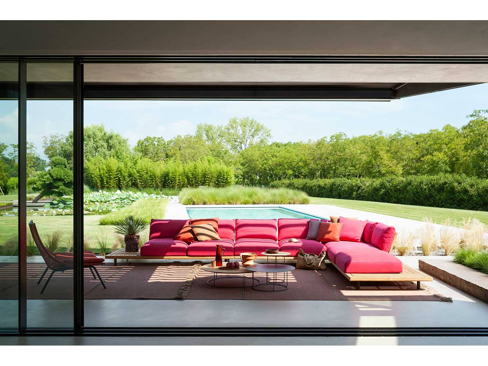 «Philia» heisst das Outdoorsofa von Rodolfo Dordoni, das mit der erhöhten Basis aus Teakholz an Bootsdecks erinnert und zusätzliche Ablageflächen bietet. Die leicht gepolsterten und mit zusätzlichen Kissen ausgestatteten Rücken- und Armlehnen können in drei verschiedene Positionen geneigt werden. Roda.