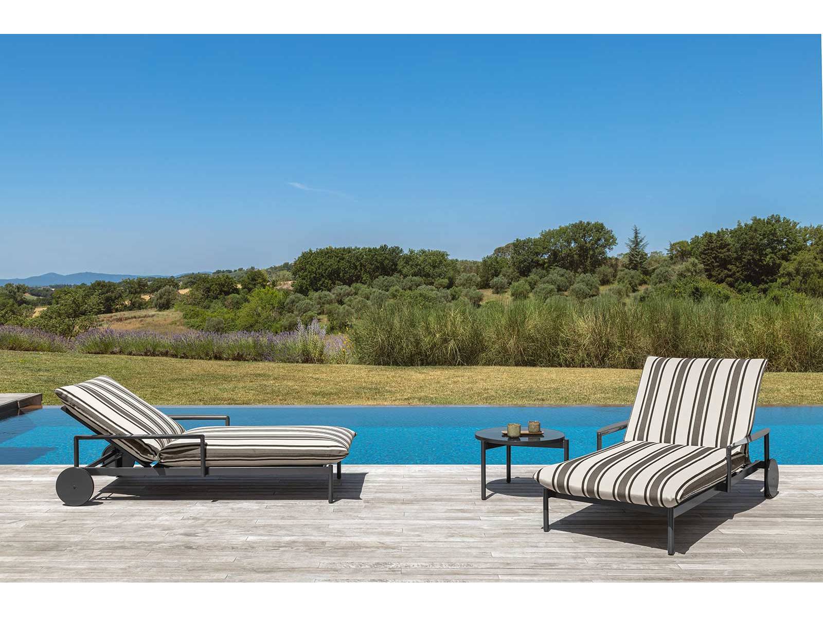 Nalu» reduziert die Outdoor-Liege auf ihre Essenz und schafft dabei ein Meisterwerk der Leichtigkeit. Die sanfte Linie der Auflage schwebt über dem Boden, als würde sie von unsichtbaren Wellen getragen. Die Kollektion von Ludovica + Roberto Palomba lädt den Betrachter dazu ein, in Gedanken zu versinken – wie am Ufer eines stillen Meeres. Talenti.