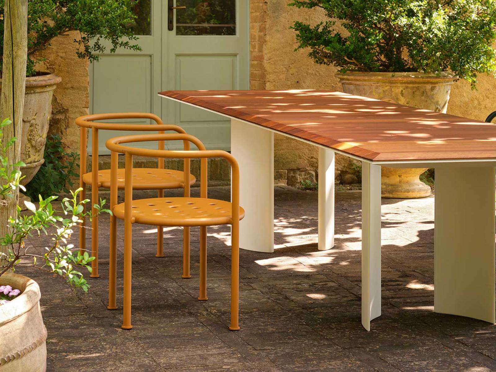 Für Tisch «Naca» orchestrieren Francesco Meda und David Quincoces ein Spiel aus Formen und Farben, bei dem die Beine aus Aluminiumdruckguss zur Bühne für verschiedene Platten werden. Ein Tisch, der sich wie ein Chamäleon den Wünschen seiner BesitzerInnen anpasst und dabei stets seine markante Identität bewahrt. Fast.