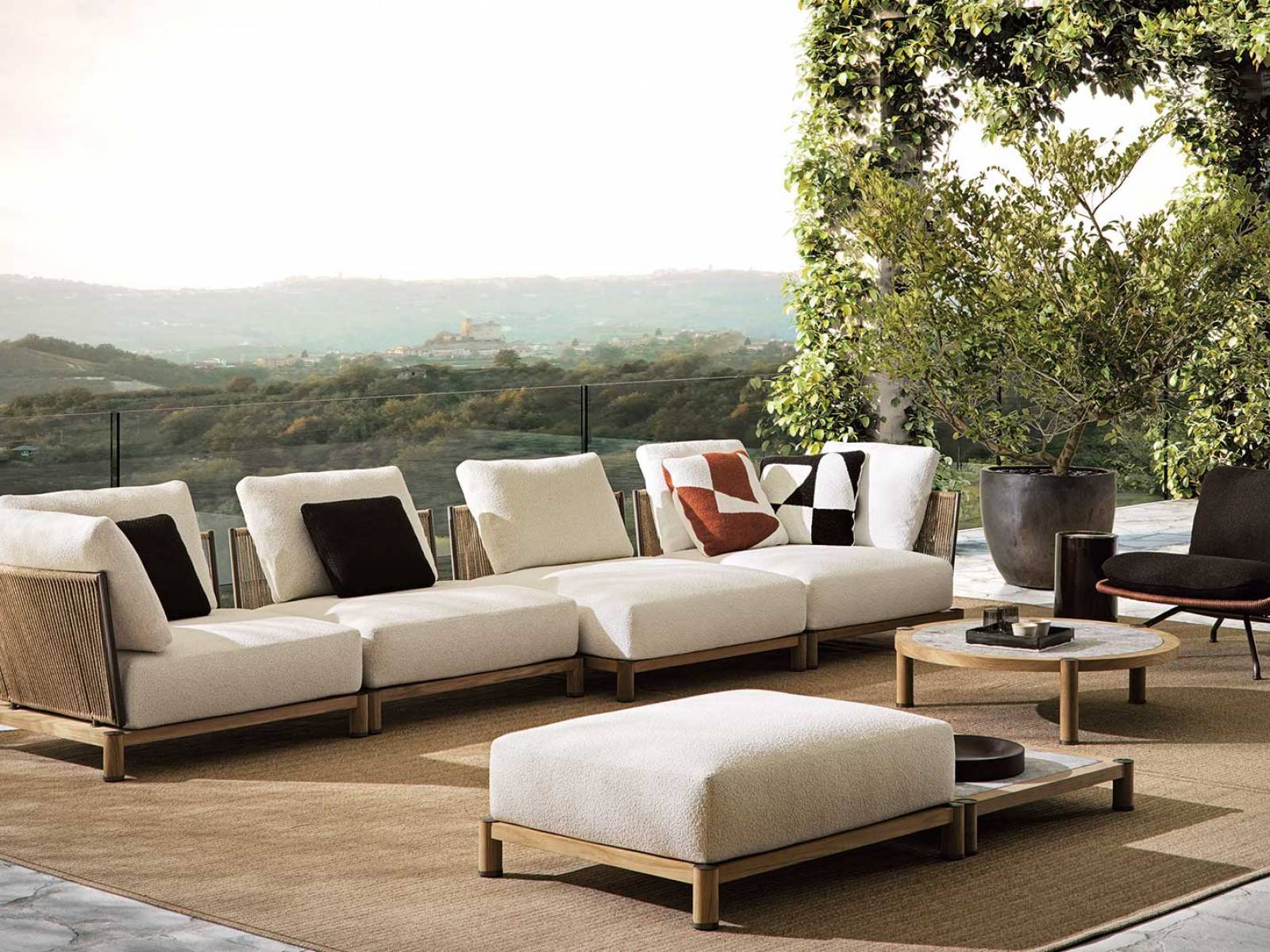 Skandinavisch-italienisches Sommertheater: Gam Fratesis «Daylight» inszeniert den Garten als luftiges Wohnzimmer. Ein modulares Outdoor-­Sofa, das mit Teak-Füssenund filigraner ­Silhouette den Alltag elegant in die Kulissen ­verbannt. Minotti.