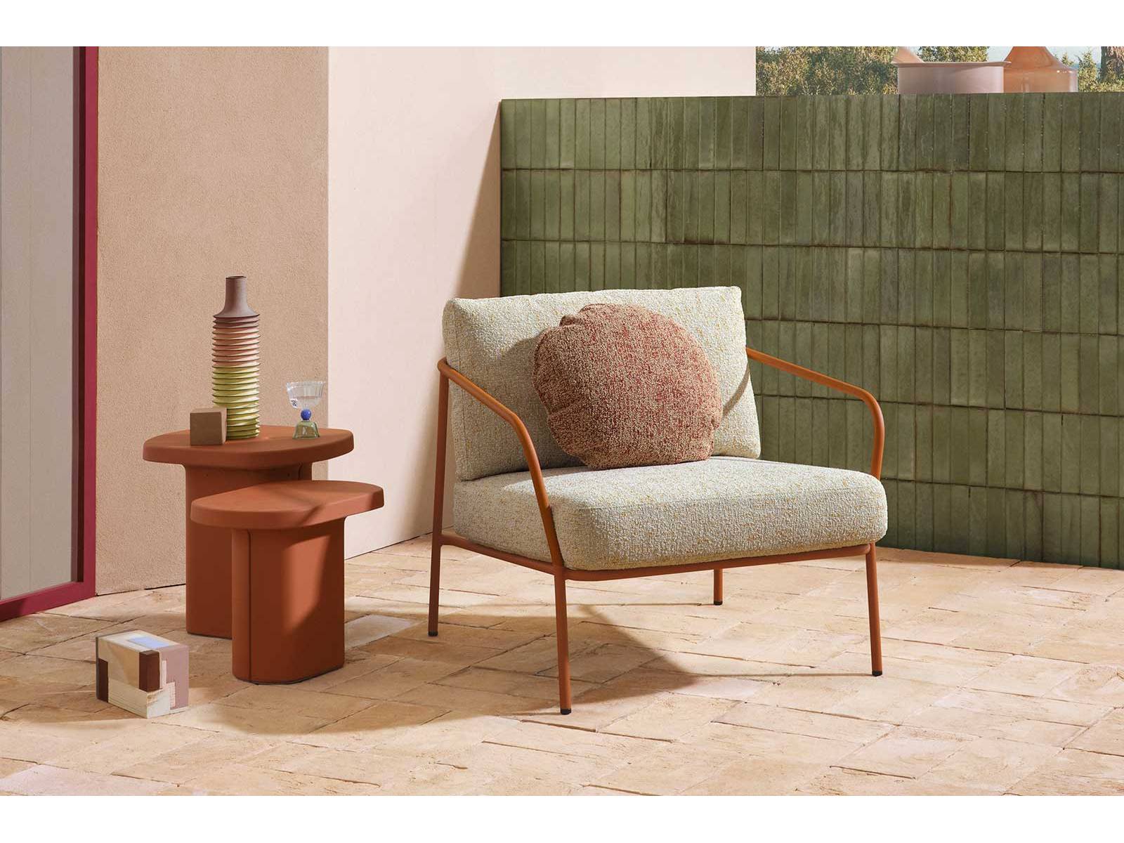 Rubelli und Pedrali verschmelzen in «Nolita» zu einer sommerlichen Symbiose. Ein Sessel, der mit Rubellis Outdoor-Stoffen bekleidet, die Terrasse zum Laufsteg macht. Pedrali.