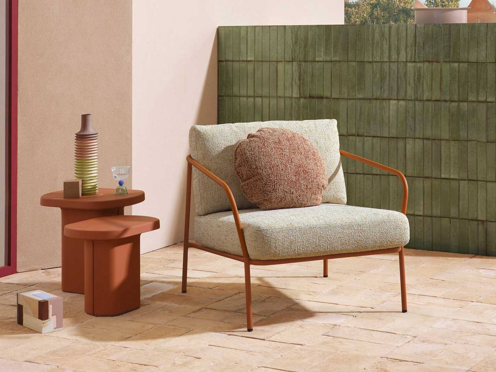 Rubelli und Pedrali verschmelzen in «Nolita» zu einer sommerlichen Symbiose. Ein Sessel, der mit Rubellis Outdoor-Stoffen bekleidet, die Terrasse zum Laufsteg macht. Pedrali.