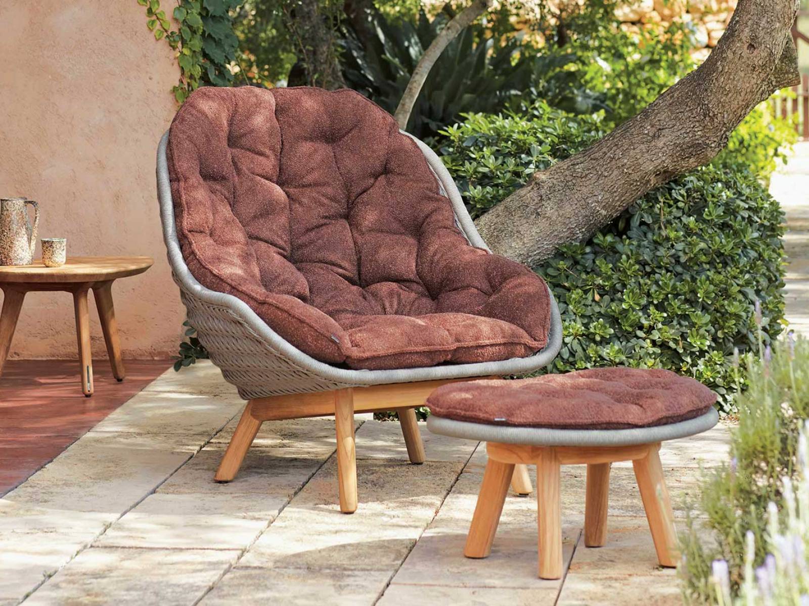 Die belgische Outdoormarke taucht Möbel in sattes Bordeaux und lässt Terrassen zu Orten zeitgenössischer Farbdramaturgie werden. Ein subtiler Twist, der die «Sandua»-Kollektion in ein neues Licht rückt. Manutti.