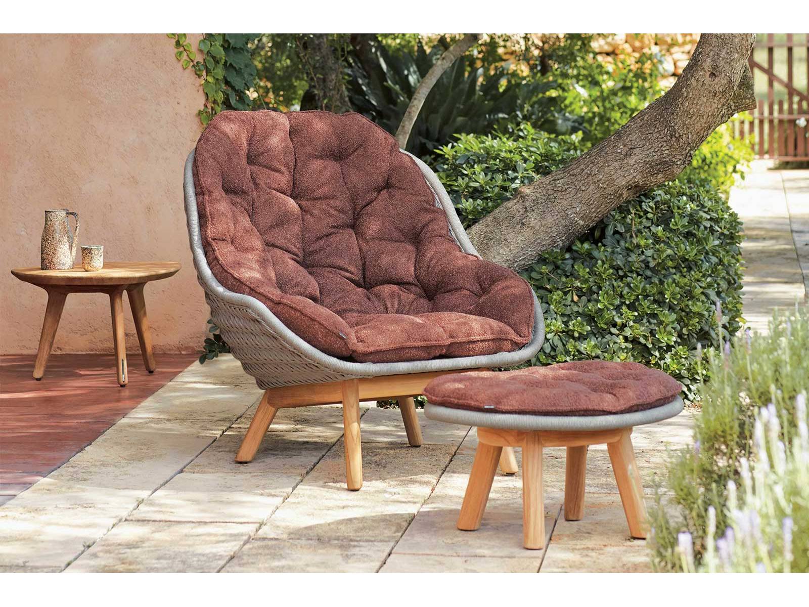 Die belgische Outdoormarke taucht Möbel in sattes Bordeaux und lässt Terrassen zu Orten zeitgenössischer Farbdramaturgie werden. Ein subtiler Twist, der die «Sandua»-Kollektion in ein neues Licht rückt. Manutti.
