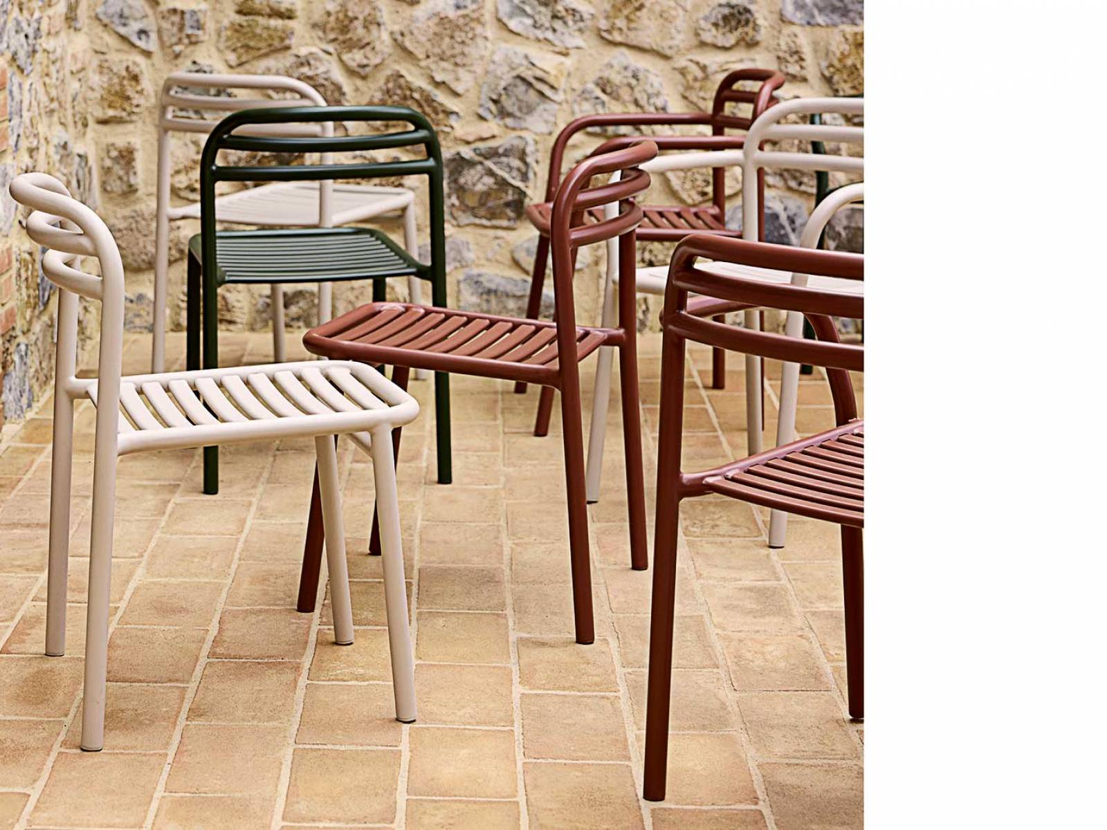 Für «Bliss» haben Foersom & Hiort-Lorenzen MDD skandinavische Kühle mit mediterraner Siesta gekreuzt. Das Ergebnis ist ein elegantes Aluminium-Leichtgewicht, das zeigt: Minimalismus kann auch maximal bequem sein. Cane-line.