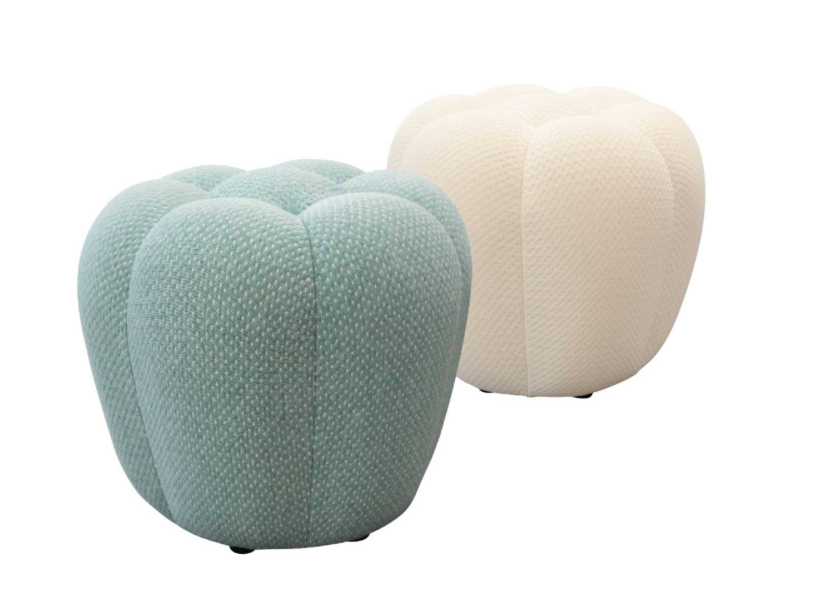 Sacha Lakics ikonischer Pouf erobert den Aussen­bereich. Mit seiner skulpturalen Rundung und dem ­raffinierten Quilting definiert er die Grenze zwischen ­Funktionalität und Ästhetik neu. In wetterfesten Stoff gehüllt, ist er in fünf pastelligen Farben erhältlich. Roche Bobois.