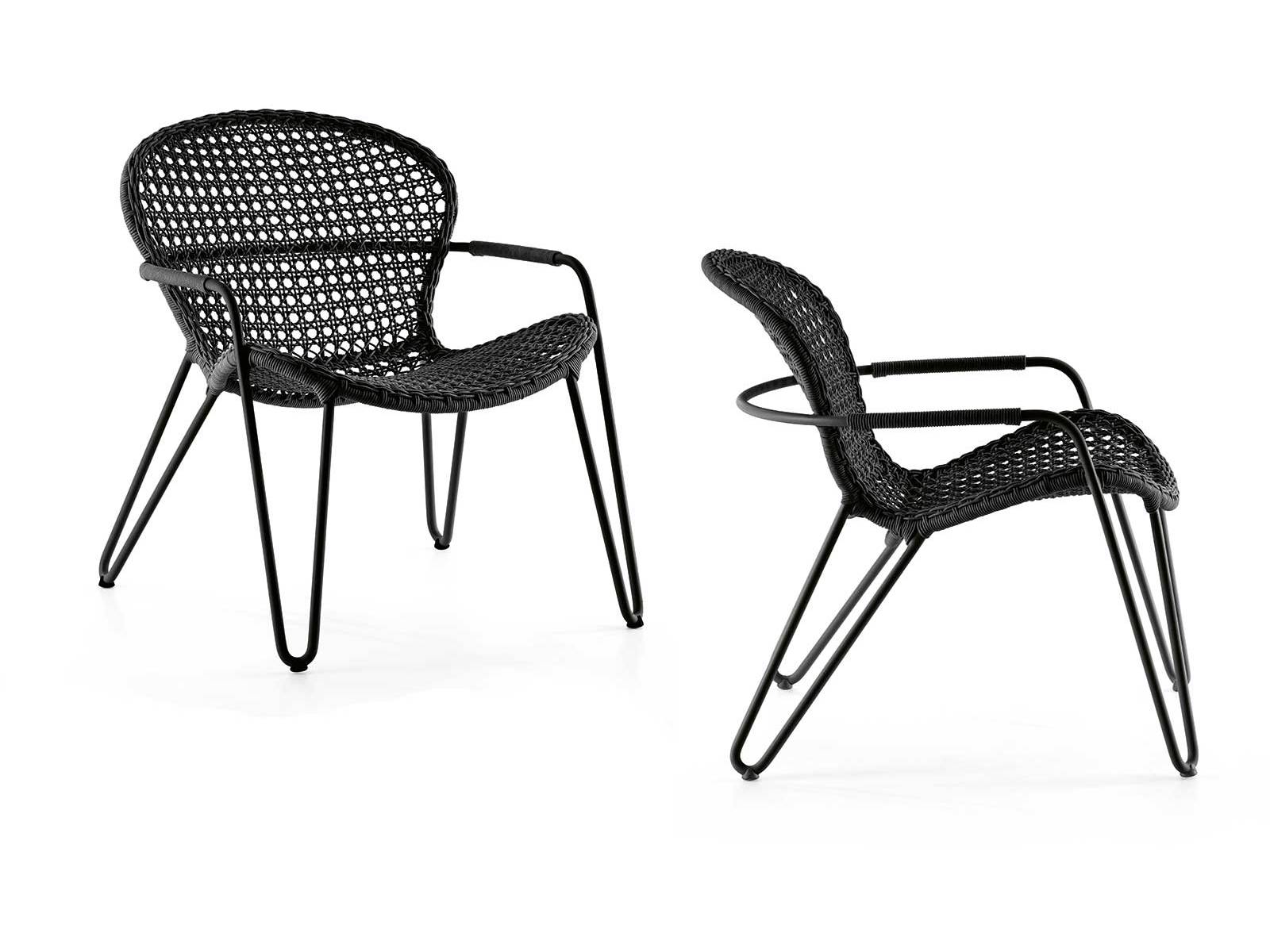 Der «Kingston-Loungesessel» entsteht in Handarbeit und besticht nicht nur ästhetisch, sondern überzeugt auch funktional. Die innovative Polyolefin-Faser vereint Komfort, Widerstandsfähigkeit und Umweltfreundlichkeit in einem Design, das die Grenzen zwischen Innen- und Aussenraum gekonnt verwischt. Hunn.