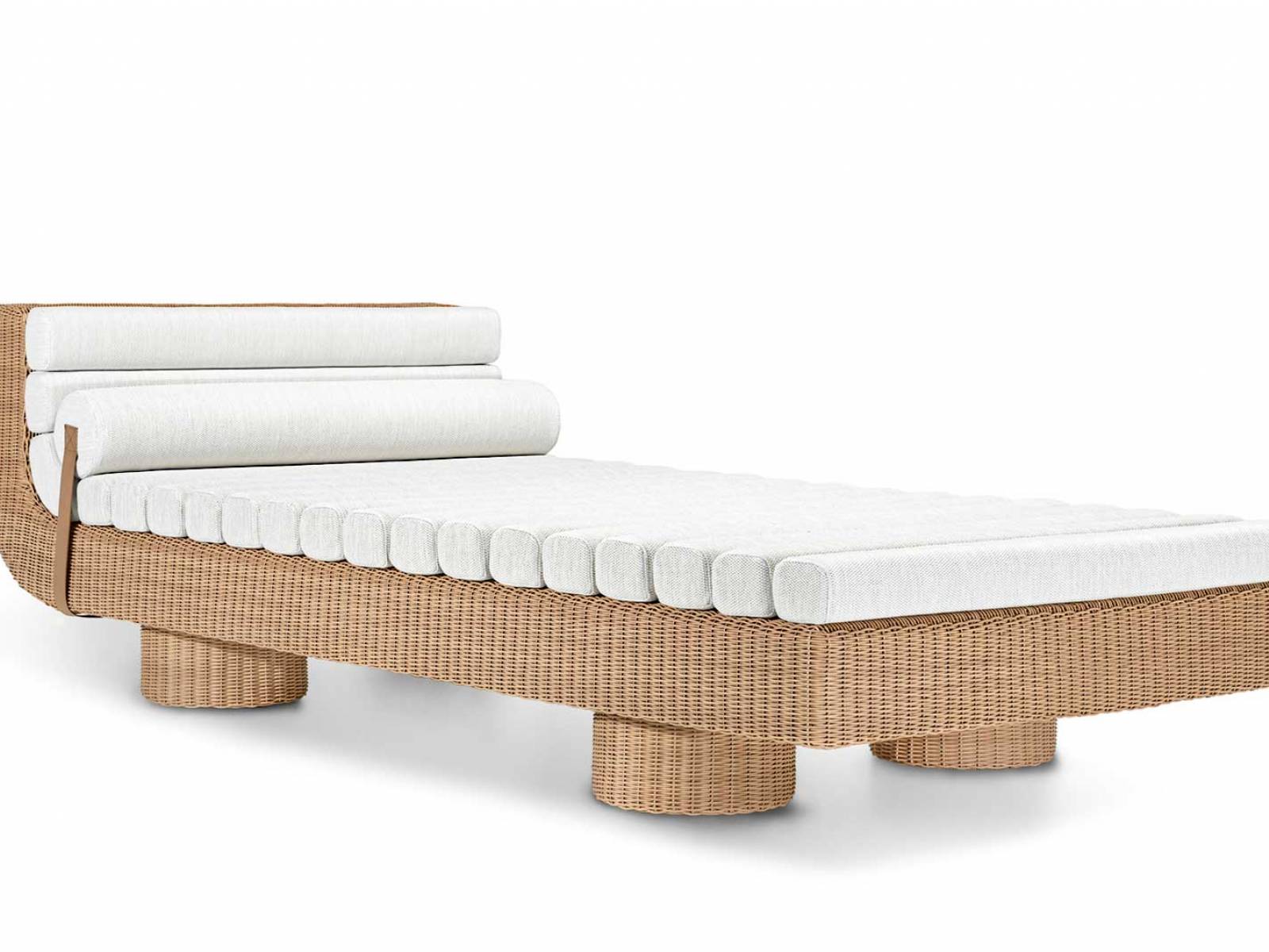 «Pantalica» ist eine Symbiose aus archaischer Formen­sprache und zeitgenössischem Design. Elisa Ossino schafft mit dieser Kollektion eine Brücke zwischen Primitivismus und Moderne. Die Liege, zwei Couchtische, ein Hocker und ein Teppich bilden ein ­skulpturales wie auch funktionales Ensemble. Molteni.