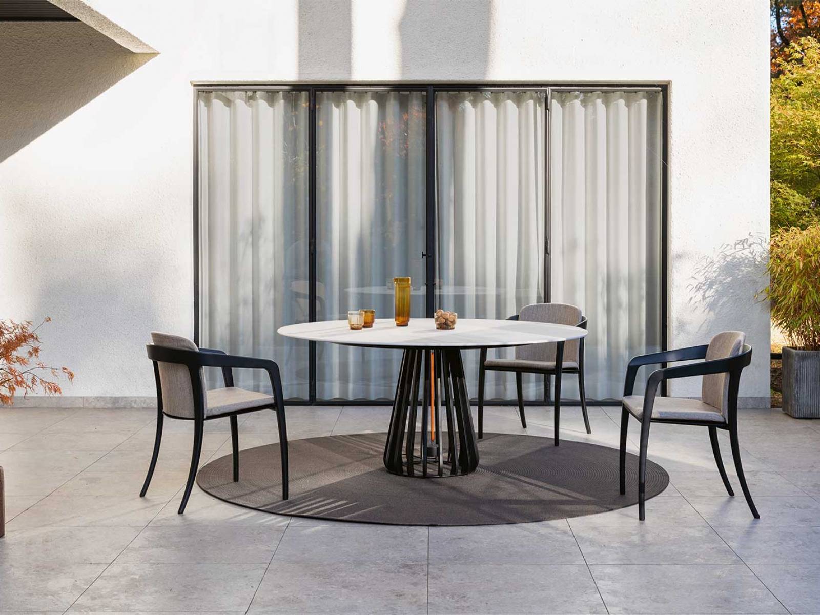 Kris Van Puyveldes Tisch «Furnitz» verwischt die Grenzen zwischen drinnen und draussen, Sommer und Winter. Sein integriertes Heizelement verspricht, die Freiluftsaison weit über den letzten Sonnenstrahl des Sommers hinaus zu verlängern. Royal Botania.