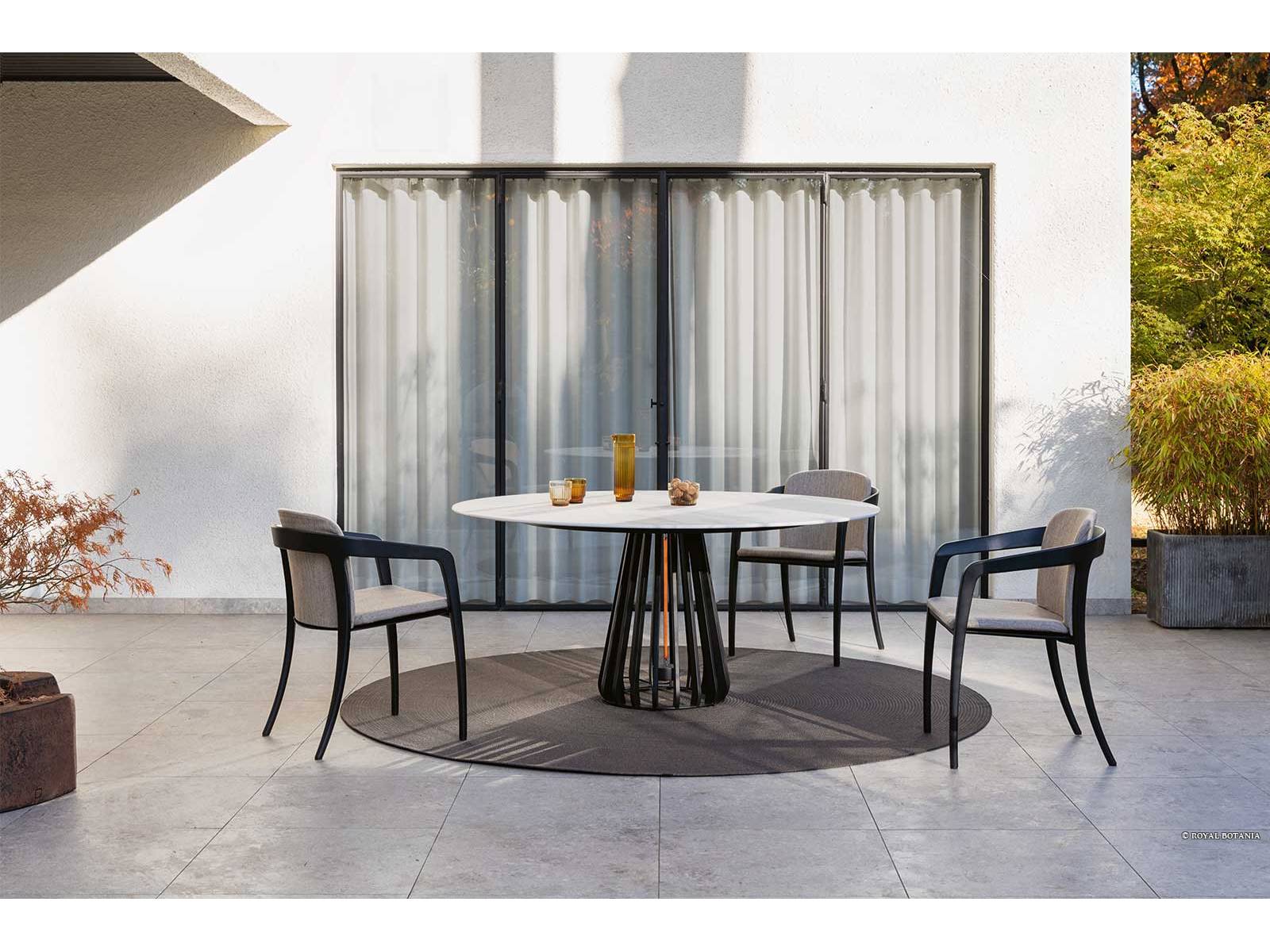 Kris Van Puyveldes Tisch «Furnitz» verwischt die Grenzen zwischen drinnen und draussen, Sommer und Winter. Sein integriertes Heizelement verspricht, die Freiluftsaison weit über den letzten Sonnenstrahl des Sommers hinaus zu verlängern. Royal Botania.