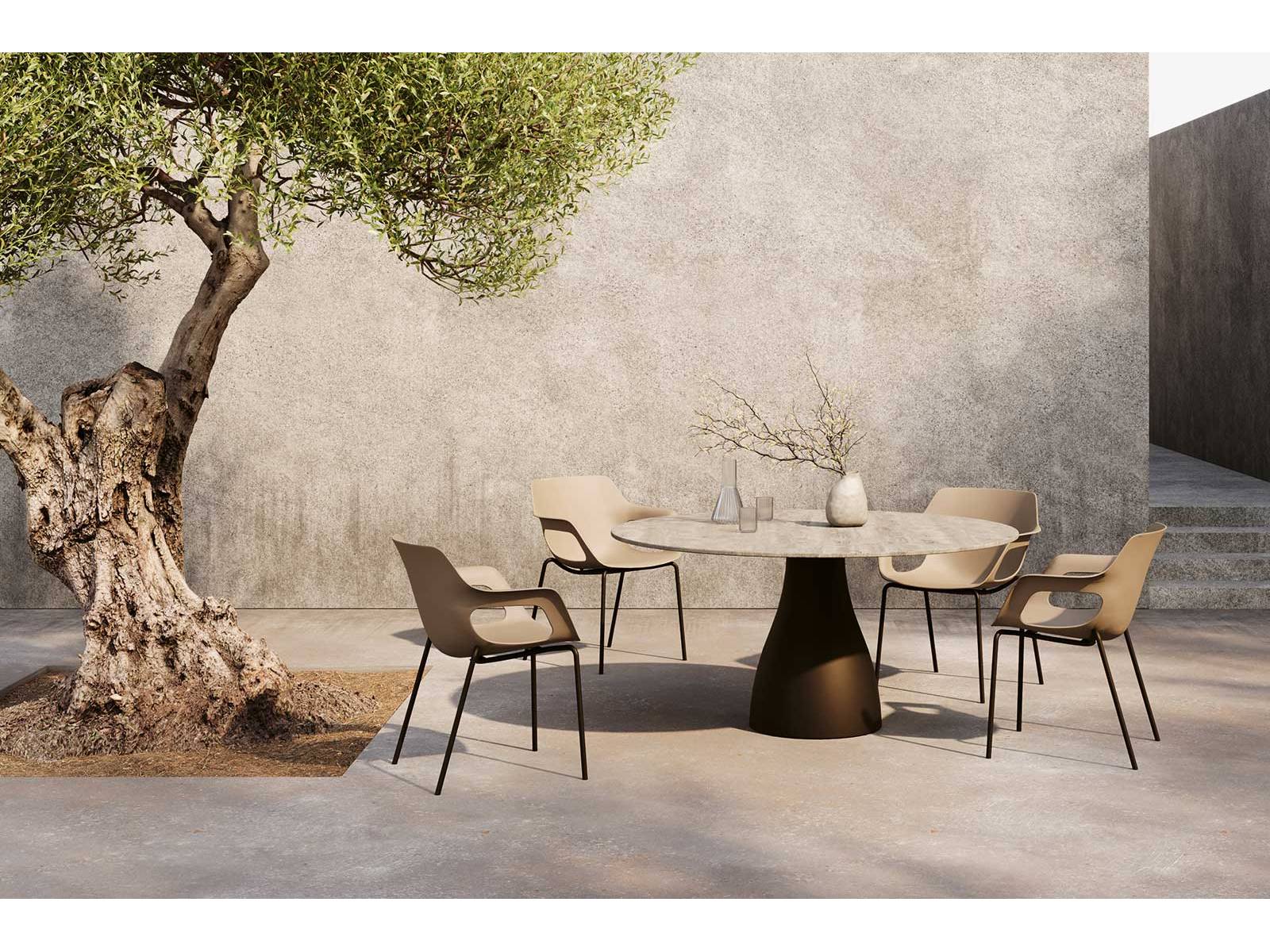 Wo Ergonomie auf Ästhetik trifft, stapelt sich die Perfektion – ein Stuhl, der sich gut sitzt und gefällt. ­Recycelbar obendrein, falls man sich je von ihm trennen möchte. Fischer Möbel.