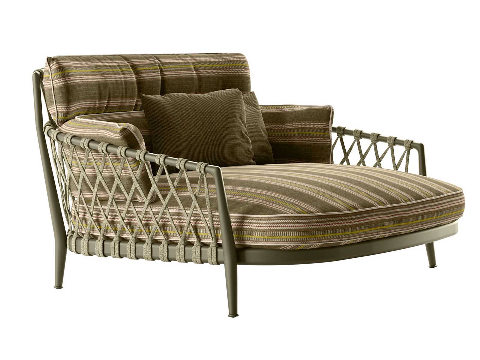 Der Outdoor-Bestseller «Erica» wächst über sich hinaus. Mit neuen Sitzoptionen, Tischen und einer ­Farbpalette von Cremeweiss bis Olive Bronze jonglierend, beweist die Kollektion, dass Raffinesse auch im Garten zuhause sein kann. Design: Antonio Citterio. B&amp;B Italia.