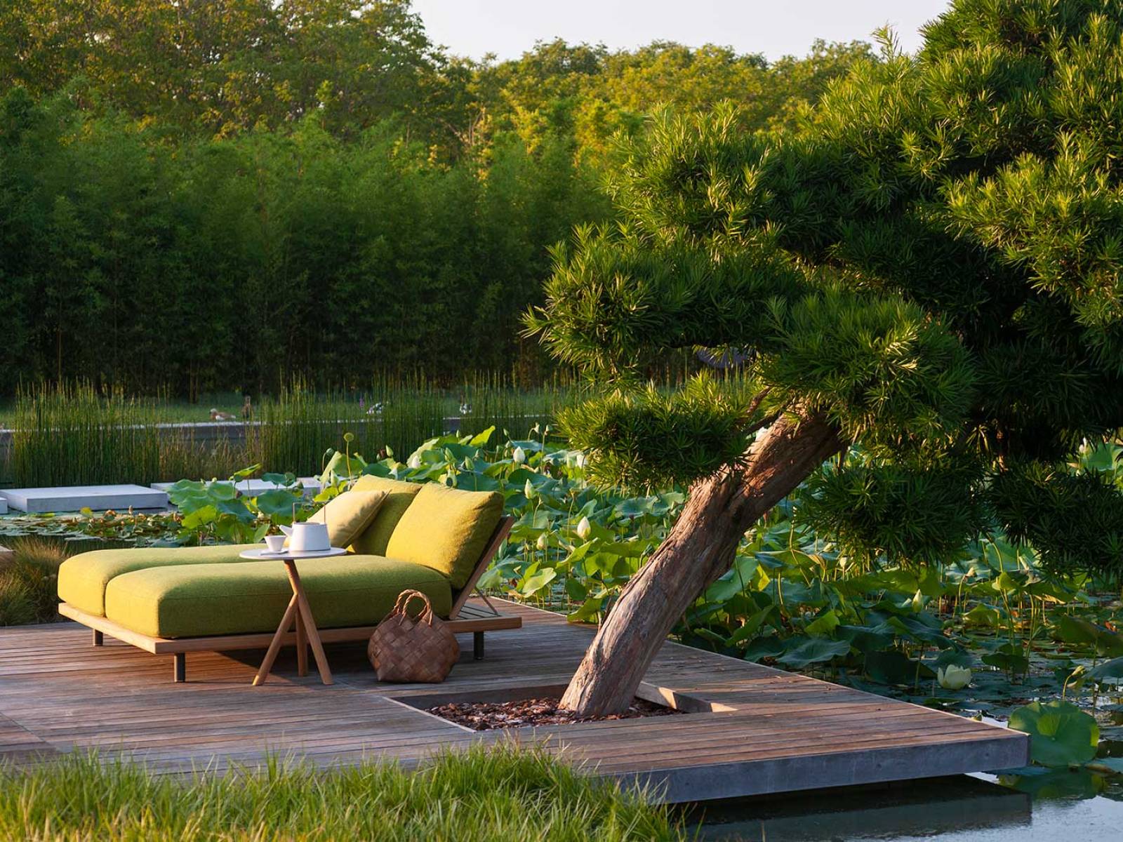 Die Kollektion «Philia» trägt Rodolfo Dordonis Handschrift, die eine tiefe Verbundenheit mit der Traditionsmarke spiegelt. Das modulare Sofasystem, zu dem auch diese Liegen gehören, überzeugt durch grosszügige Proportionen und Flexibilität. Die leicht erhöhte Basis jeder Einheit erinnert an Teakholz-Decks klassischer Boote. RADO.