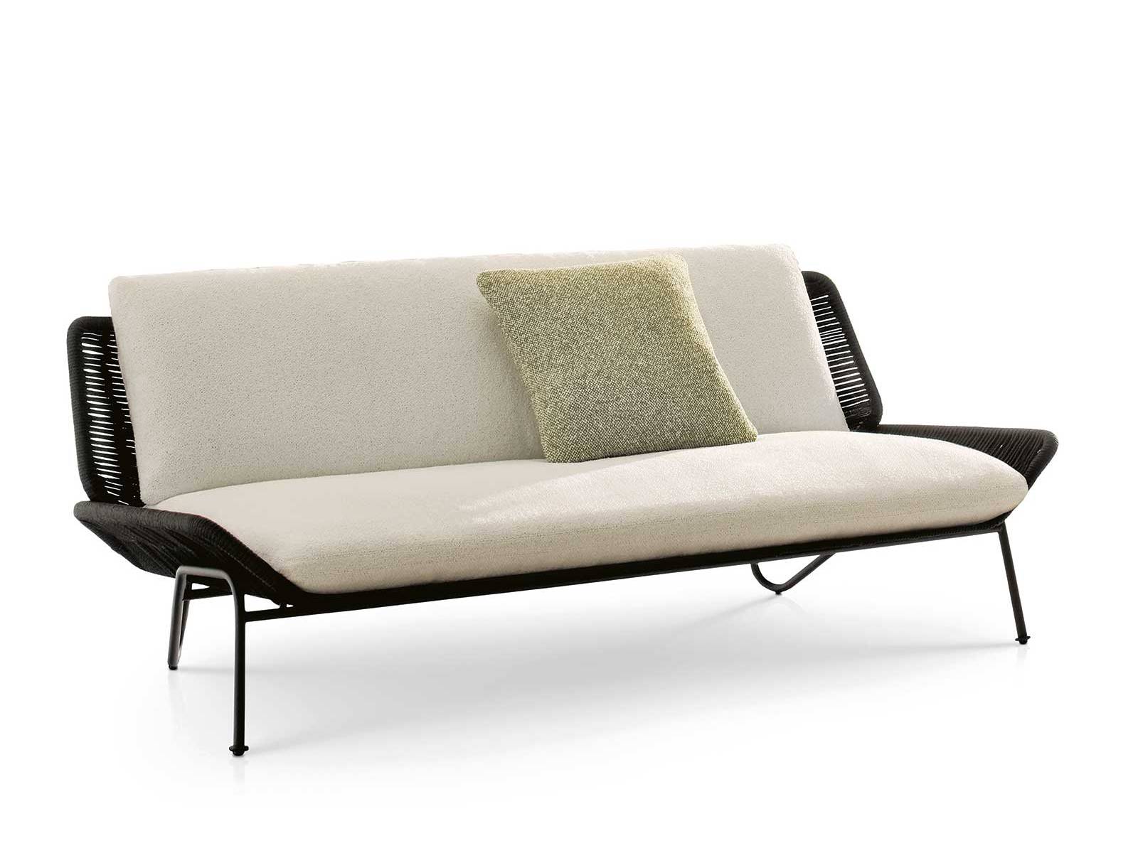 Im eleganten Stil der Outdoor-Möbel der 70er-Jahre nimmt «Emmi Cord Outdoor» von Hannes Peer selbstbewusst, aber unaufdringlich Raum ein. Über der schlanken Metallstruktur spannt sich ein Seilgeflecht, das die Silhouette strafft und dem Sitzmöbel Leichtigkeit verleiht. MINOTTI.