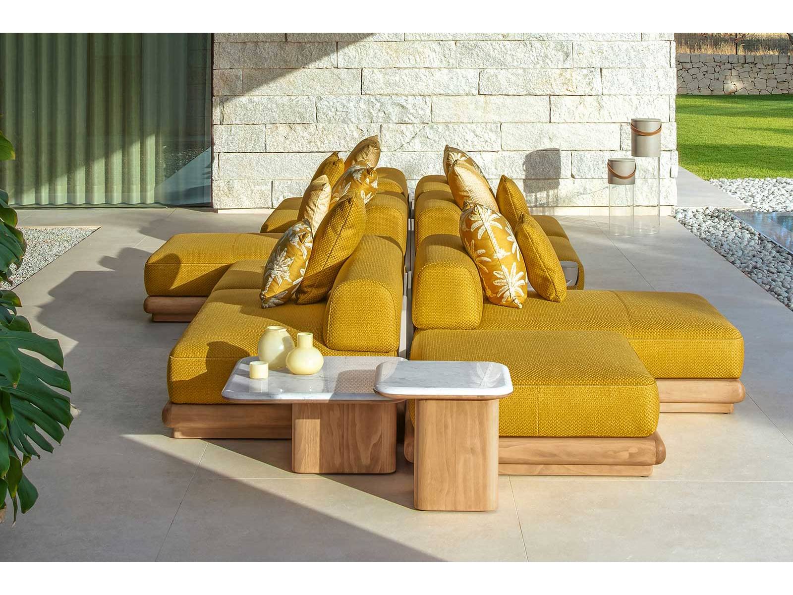 Wie ein leiser Verweis auf Homers Insel versteht sich die Kollektion «Itaca» von Carlo Colombo als sicherer Hafen im Freien. Grosszügig gerundete Module formen flexibel konfigurierbare Rückzugszonen, in denen warmes Holz, Marmor und weiche Polsterelemente eine ruhige, beständige Präsenz zwischen Naturverbundenheit und Komfort entfalten. TALENTI.