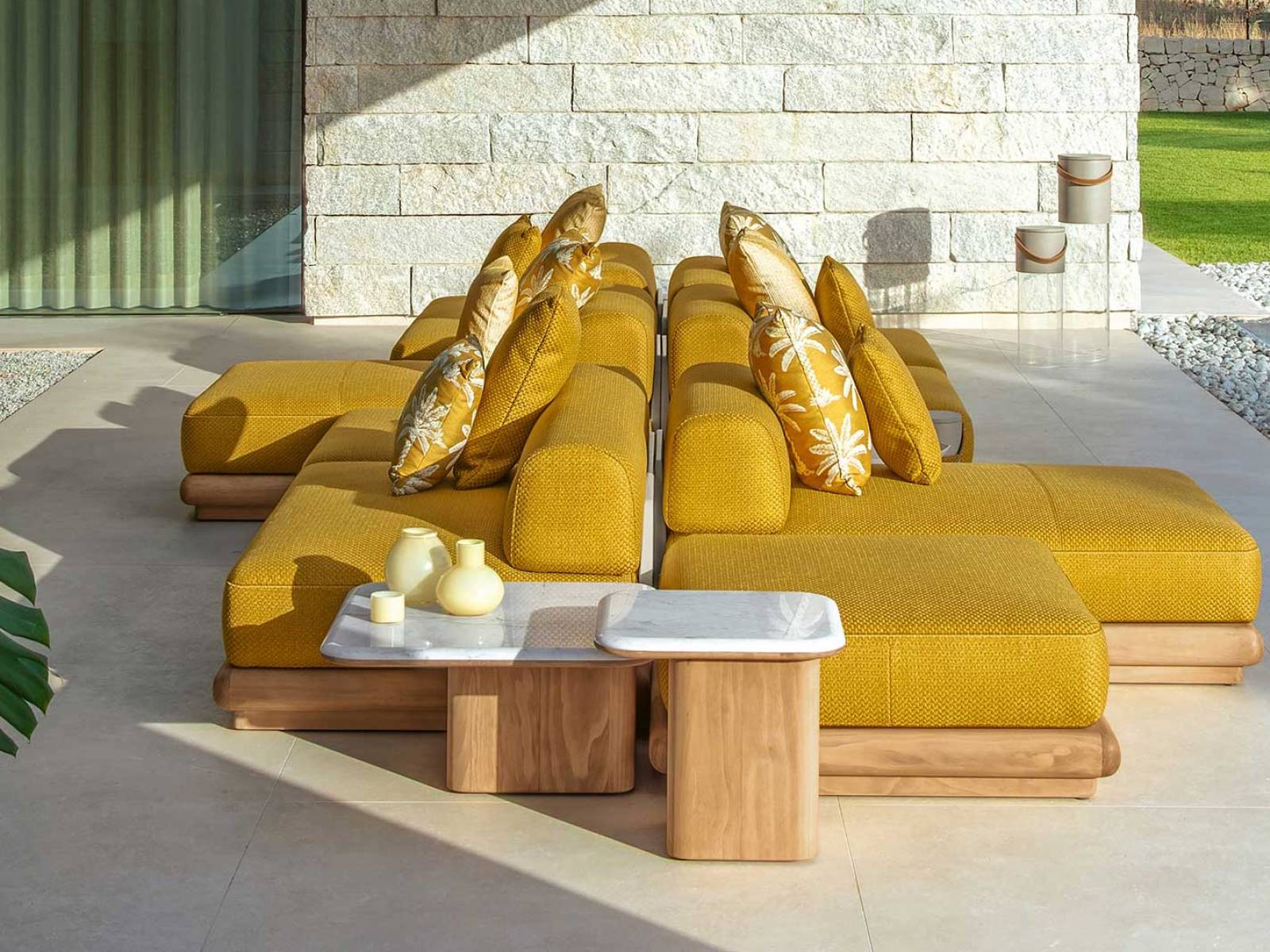 Wie ein leiser Verweis auf Homers Insel versteht sich die Kollektion «Itaca» von Carlo Colombo als sicherer Hafen im Freien. Grosszügig gerundete Module formen flexibel konfigurierbare Rückzugszonen, in denen warmes Holz, Marmor und weiche Polsterelemente eine ruhige, beständige Präsenz zwischen Naturverbundenheit und Komfort entfalten. TALENTI.