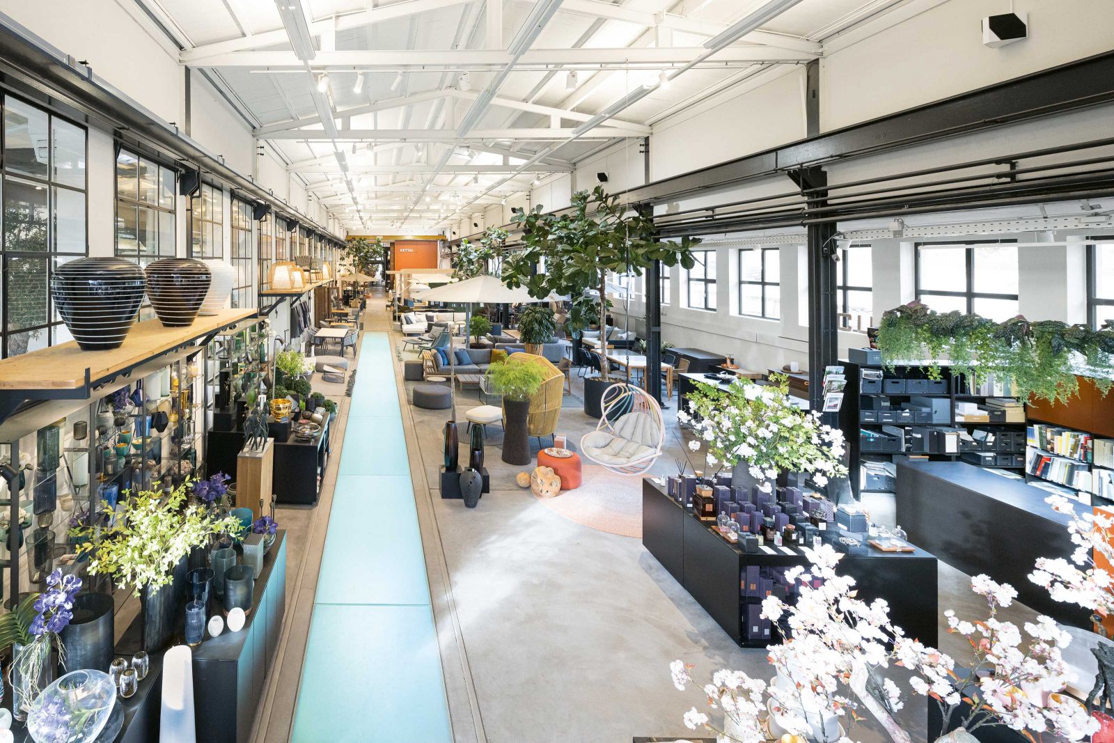 Ein Showroom mit Charme: Hauser Design präsentiert sein umfassendes Sortiment in einer ehemaligen Maschinenfabrik. Dabei werden die Ausstellungen laufend gewechselt und die Gartenmöbelkollektionen stilvoll in Szene gesetzt. Zur Ausstellung gehört auch ein grosser Aussenbereich.