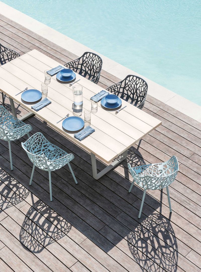 Ein Stuhl, der im Gedächnis bleibt – weil sein Design unverwechselbar ist. Seit seiner Einführung im Jahr 2007 ist «Forest» ein Bestseller. Hier stehen die Stühle am Tisch «Orizon».