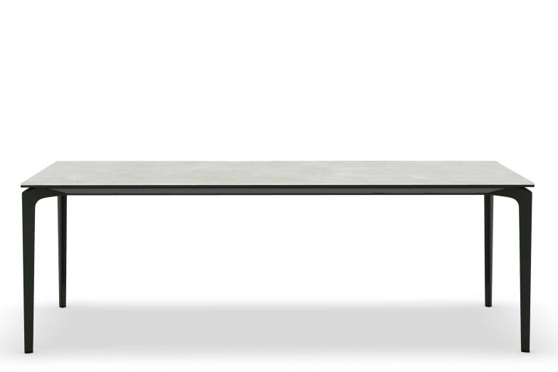 Der Tisch unserer Wahl: «Allsize» von Alberto Lievore. Die Beine sind aus Aluminium, die Tischplatte aus Feinsteinzug, Holz oder mit Steineffekt. Erhältlich in unterschiedlichen Längen sowie auch als Auszugstisch.