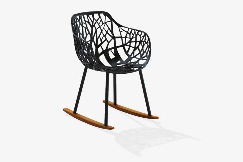 Die «Fast»-Stühle gibt es in verschiedenen Ausführungen; mit oder ohne Armlehnen, als Lounge- und Barstühle sowie mit Sitz- oder Schalenpolster. Zur Auswahl stehen 14 Farben.