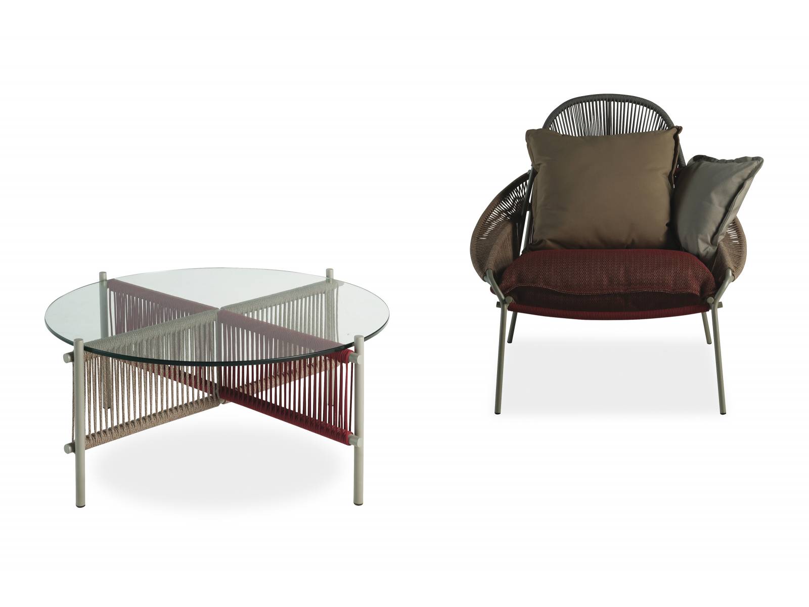 Erst entwarf Stephen Burks die Traveler Outdoor-Kollektion, deren Sitzmöbel und Tische sich durch die gewobene Bespannung aus Polypropylenfäden auszeichnen, in fröhlich bunten Farben. Nun ist die Palette um pastellfarbene Naturtöne, Terrakotta und Pistazie bereichert worden. Roche Bobois.