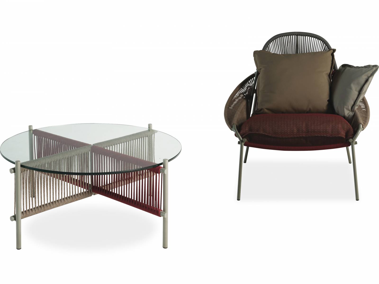 Erst entwarf Stephen Burks die Traveler Outdoor-Kollektion, deren Sitzmöbel und Tische sich durch die gewobene Bespannung aus Polypropylenfäden auszeichnen, in fröhlich bunten Farben. Nun ist die Palette um pastellfarbene Naturtöne, Terrakotta und Pistazie bereichert worden. Roche Bobois.