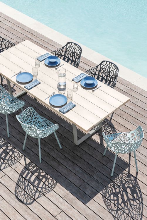 Perfekte Tarnung: Auf den ersten Blick könnte der Esstisch als traditionelles Holzgartenmöbel durchgehen, doch ist er aus Aluminium gefertigt, das sich für den ganzjährigen Einsatz eignet – leicht, praktisch und vor allem witterungs-und UV-beständig. Die Kollektion Orizon von Lievore Altherr umfasst zudem Beistelltische, Bänke, Sofas, Lounge-Sofas und Chaiselongues, die sich untereinander beliebig kombinieren lassen. Fast.