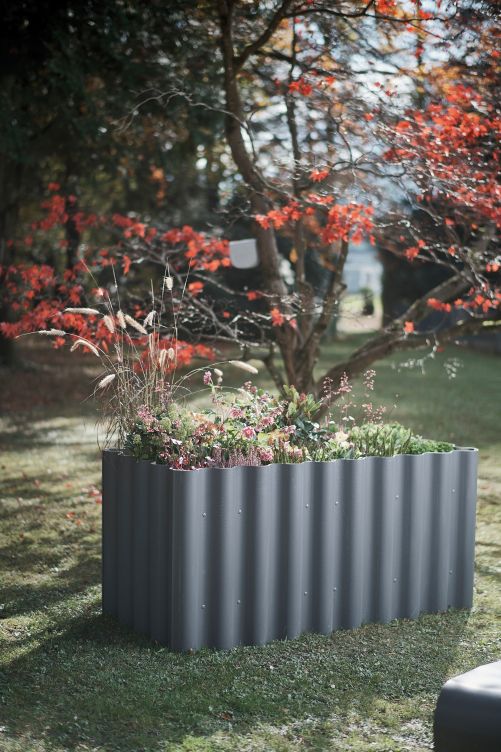 Hobby-Gärtnern steht nach wie vor hoch im Trend. Ob Gemüse im Sommer oder Begrünung im Winter, das Pflegen der Pflanzen könnte sich nicht angenehmer gestalten als in einem Hochbeet. «Ondagreen» ist ideal für den Schichtaufbau und durch seine Materialität langlebig, nachhaltig und besonders witterungsbeständig. In zwei Grössen erhältlich. Eternit.