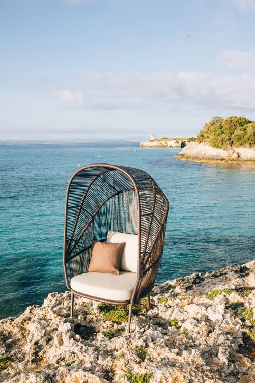 Mit Rilly verlieh GamFratesi der Idee einer leichten und vielseitigen Kollektion, die zugleich Stabilität und Geborgenheit bietet, ein Gesicht. Als Material wählte das Duo eine neue, weichere Kunstfaser, die nicht verflochten, sondern parallel gespannt wird. Dadurch entsteht auch bei ihrem hochlehnigen Cocoon-Sessel eine halbtransparente Struktur. Dedon.