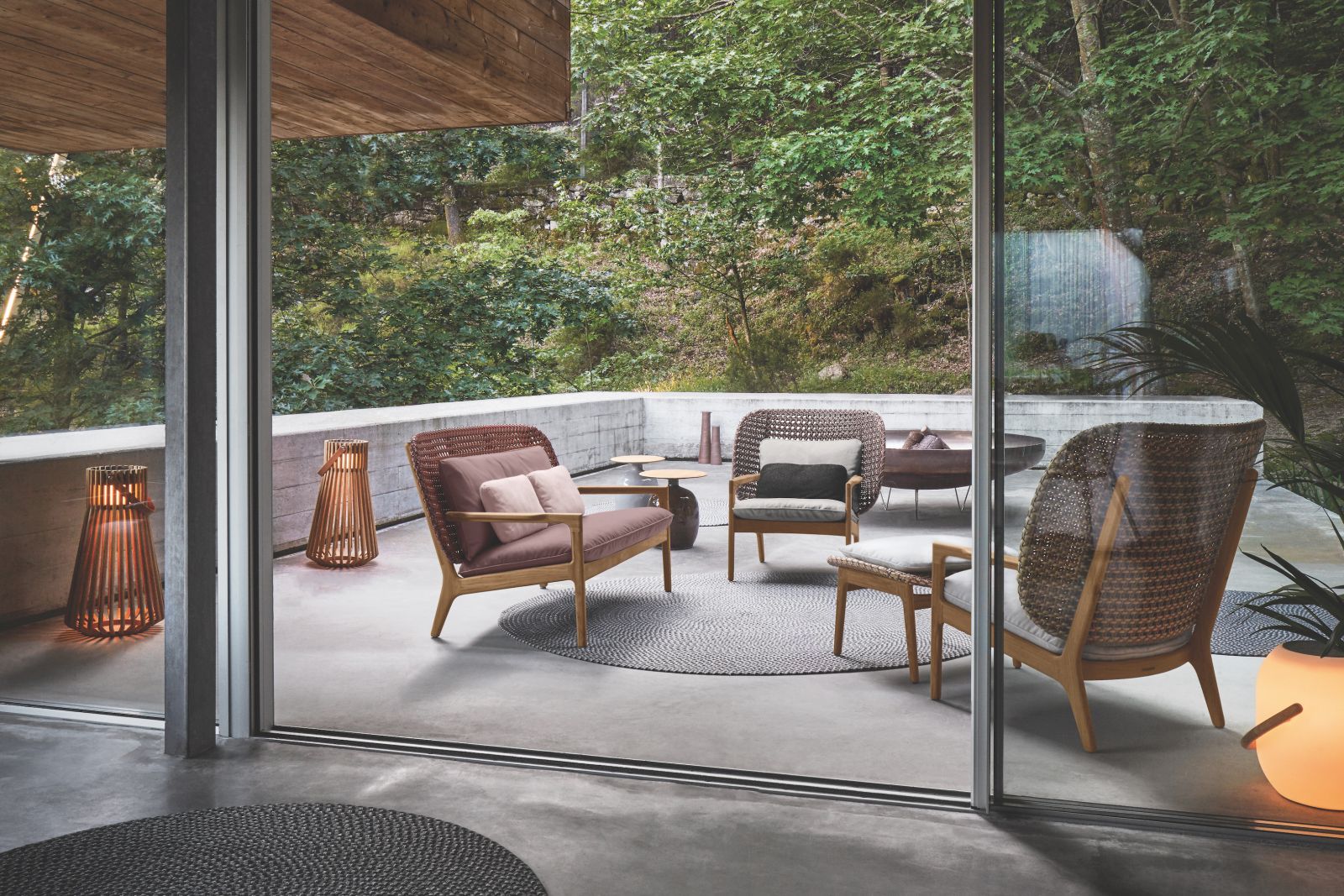 Um eine Sitz-Kollektion zu schaffen, die sowohl komfortabel wie auch praktisch ist, kombinierte der dänische Designer Henrik Pedersen ein wetterfestes Stuhl-Geflecht mit einem Rahmen aus Teakholz. Die schlichten Kissen wirken in der überdimensionierten Rückenlehne besonders einladend. In den Farben Brindle, Harvest oder Copper. Gloster.