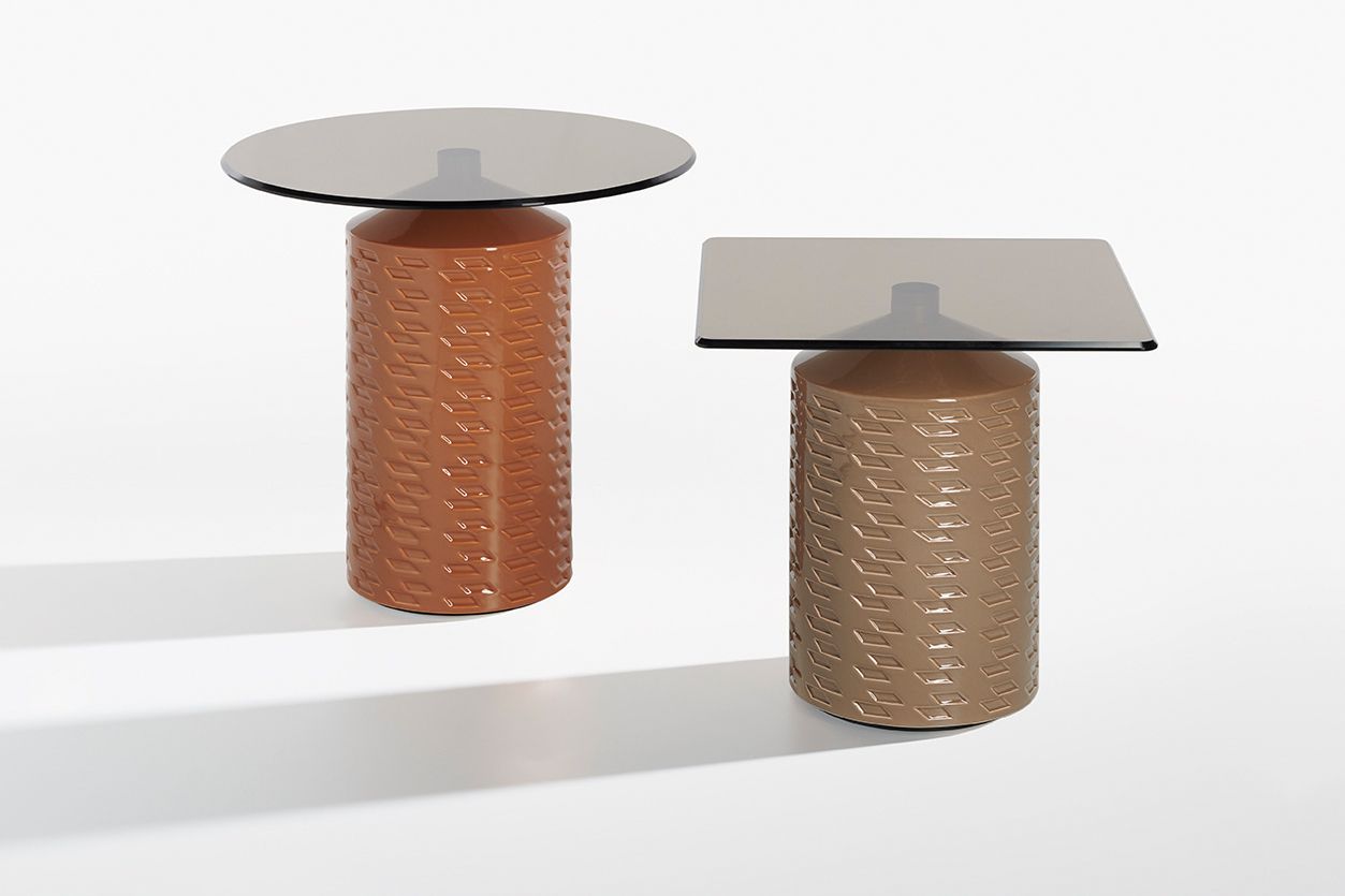 Gemischtes Doppel: Dass die Beistelltische der Kollektion Hishi sowohl draussen als auch drinnen stehen können, sieht man ihnen erst auf den zweiten Blick an. Ihre Platten aus brüniertem Glas ruhen auf einem handgefertigten Keramik-Fuss, dessen flache Reliefs raffinierte Farbeffekte erzeugen. Von Chiara Andreatti. Potocco.