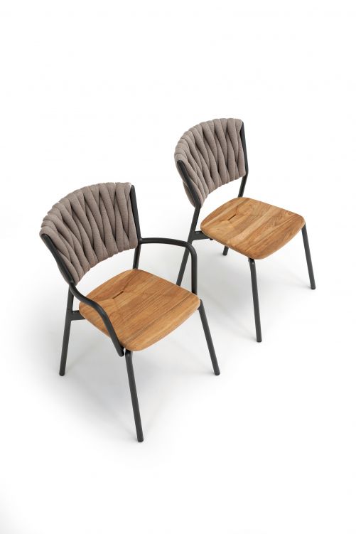 Rodolfo Dordoni gestaltete «Piper» bereits für die letzte Sommer-Saison. In diesem Jahr erweiterte er die Outdoorkollektion unter anderem um einen stapelbaren Stuhl, dessen Teakholz-Sitzfläche in auffälligem Kontrast zur Rückenlehne aus gepolstertem Gurtgeflecht steht. Mit und ohne Armlehnen. Roda.