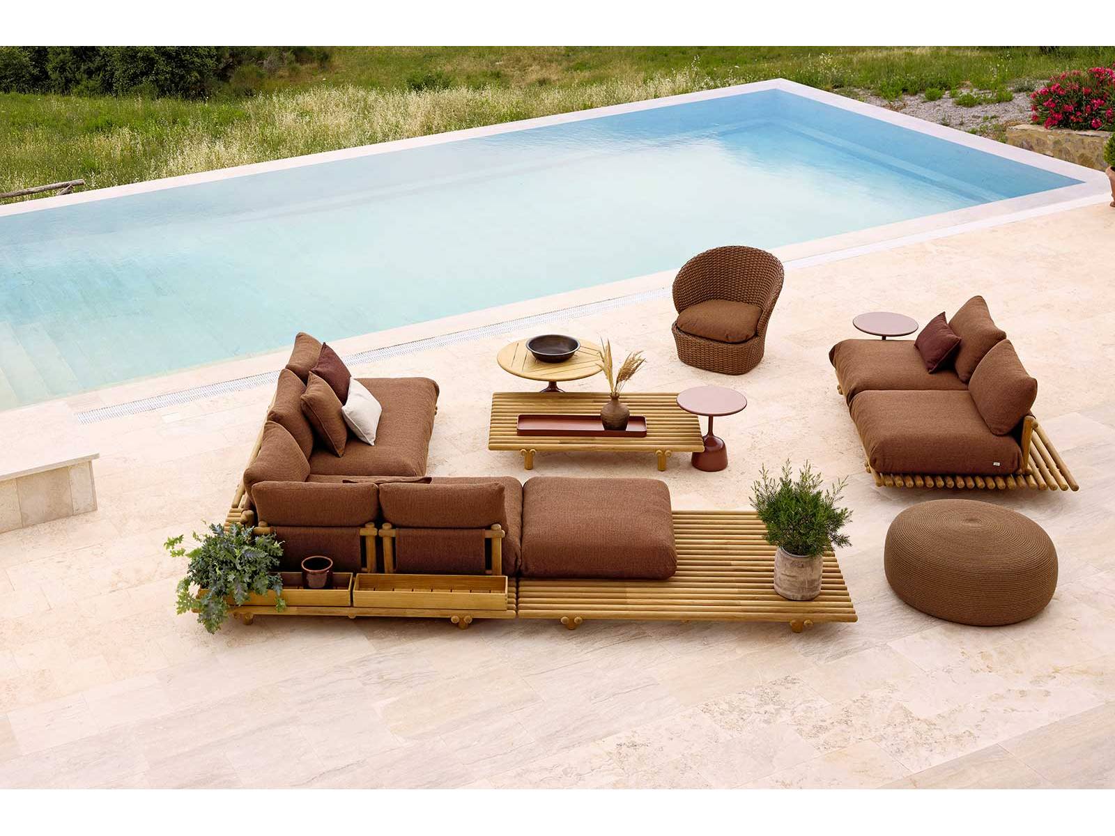 Wie eine Skizze aus feinen Linien breitet sich das modulare Loungesystem «Sticks Platform» aus. Es bildet eine landschaftliche Struktur, die mit Sitzkissen, Arm- und Rückenlehnen sowie modularen Komponenten den Raum für Ruhe, Begegnung und Veränderung öffnet. CANE-LINE.