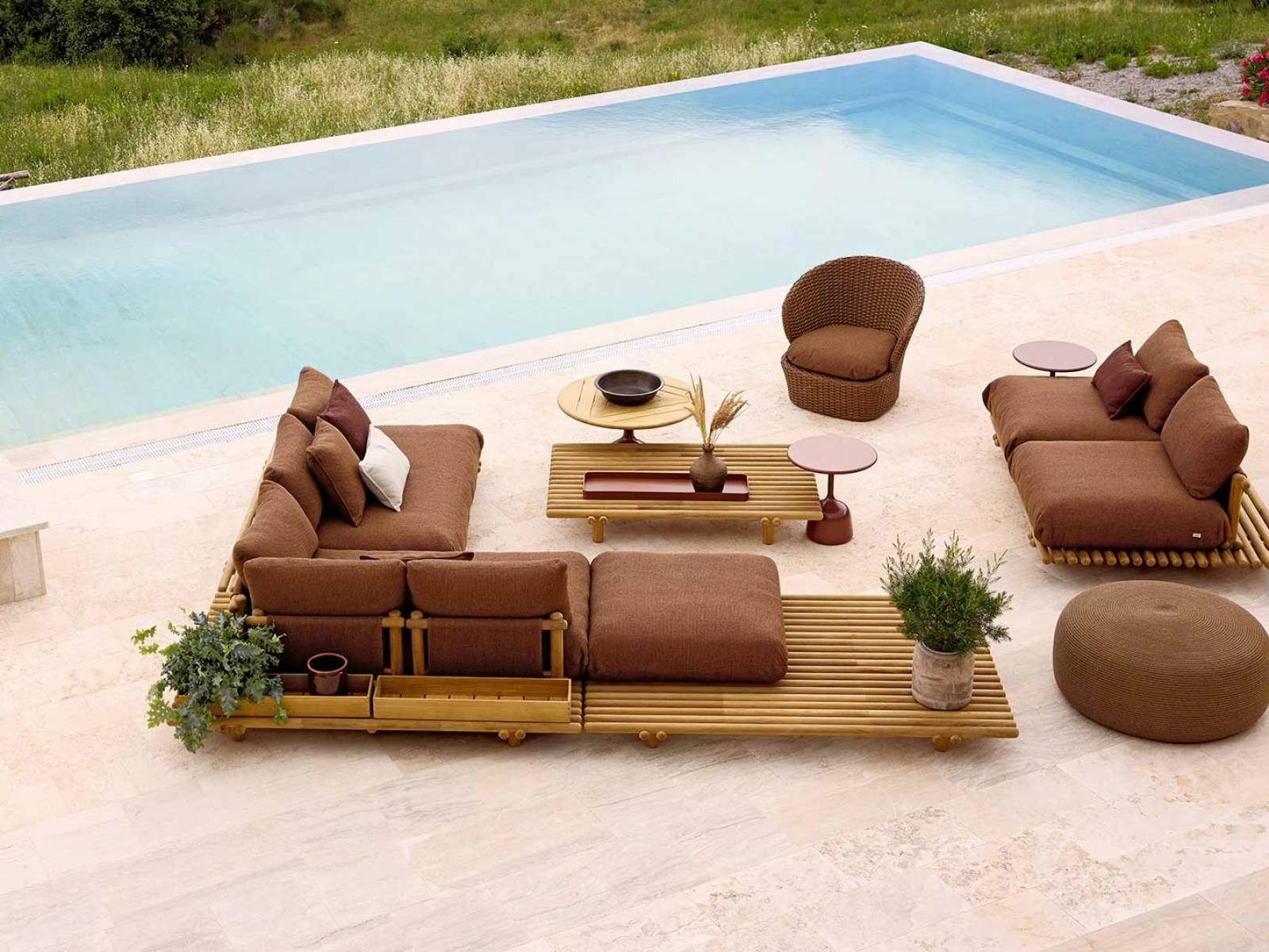 Wie eine Skizze aus feinen Linien breitet sich das modulare Loungesystem «Sticks Platform» aus. Es bildet eine landschaftliche Struktur, die mit Sitzkissen, Arm- und Rückenlehnen sowie modularen Komponenten den Raum für Ruhe, Begegnung und Veränderung öffnet. CANE-LINE.