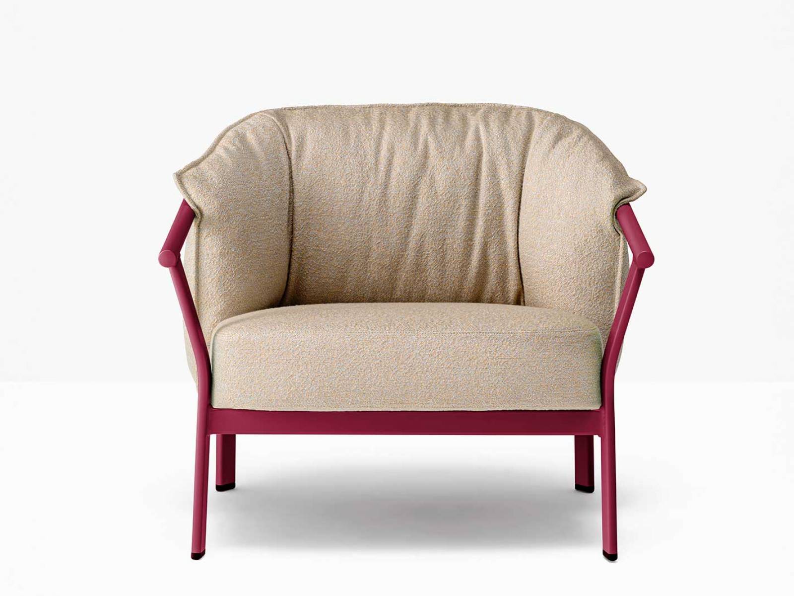 Gegensätze ziehen sich an – und ergeben so manches Mal eine perfekte Symphonie: Bei der Lounge-Kollektion «Lamorisse» von CMP Design besteht sie aus schlichten Aluminiumgestellen und umso grosszügigeren, weichen Polstern. PEDRALI.