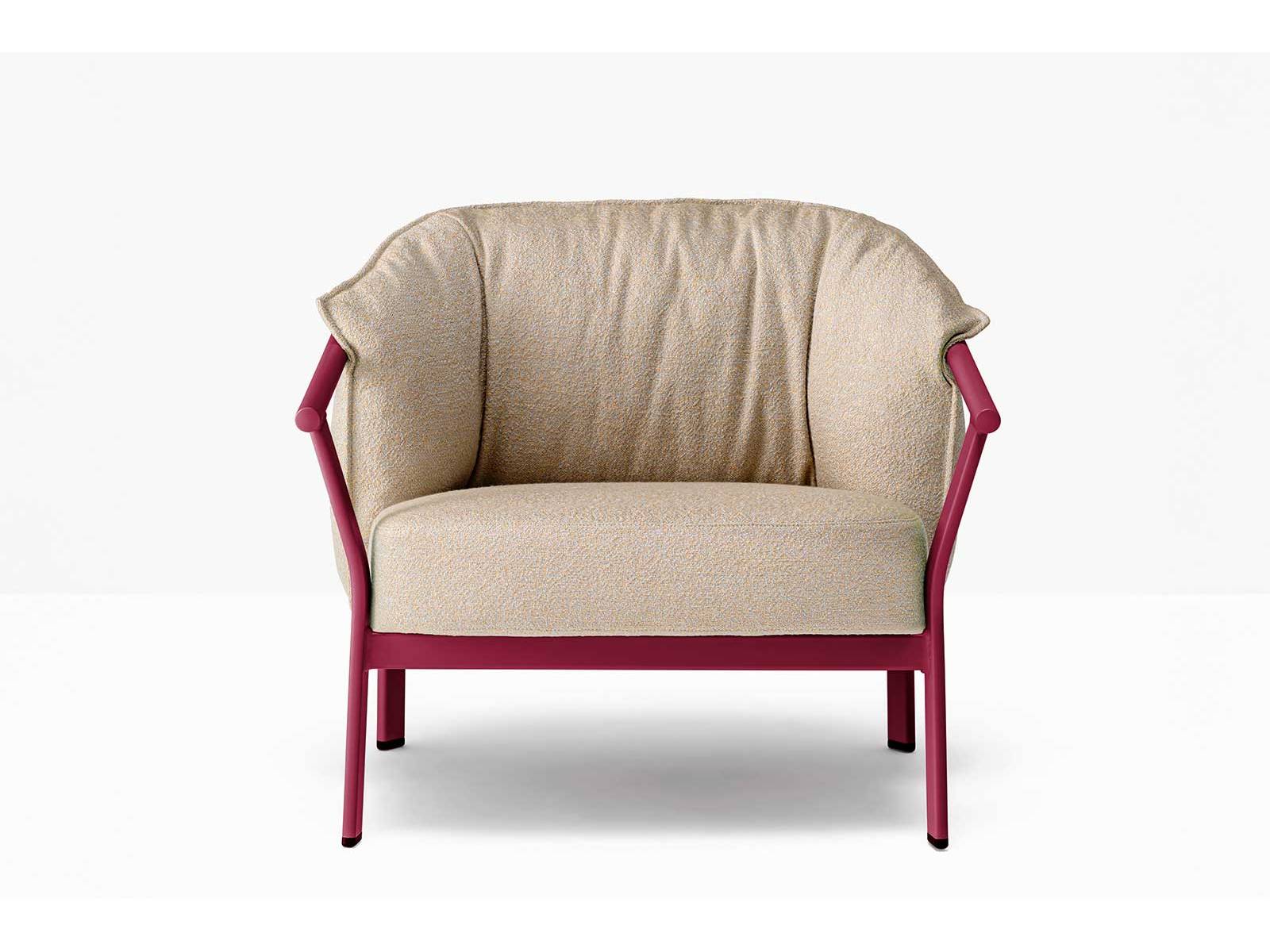 Gegensätze ziehen sich an – und ergeben so manches Mal eine perfekte Symphonie: Bei der Lounge-Kollektion «Lamorisse» von CMP Design besteht sie aus schlichten Aluminiumgestellen und umso grosszügigeren, weichen Polstern. PEDRALI.