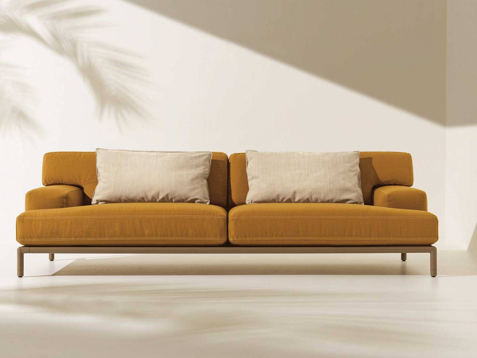 Die Kollektion «Lodge» von Christophe Pillet erinnert an malerisch in die Natur eingebettete Savannen-Lodges. Mit warmen Erdtönen, grosszügigen Formen und zeitgemässem Design versprüht sie deren entspannte Wärme und stilvolle Gemütlichkeit. ETHIMO.