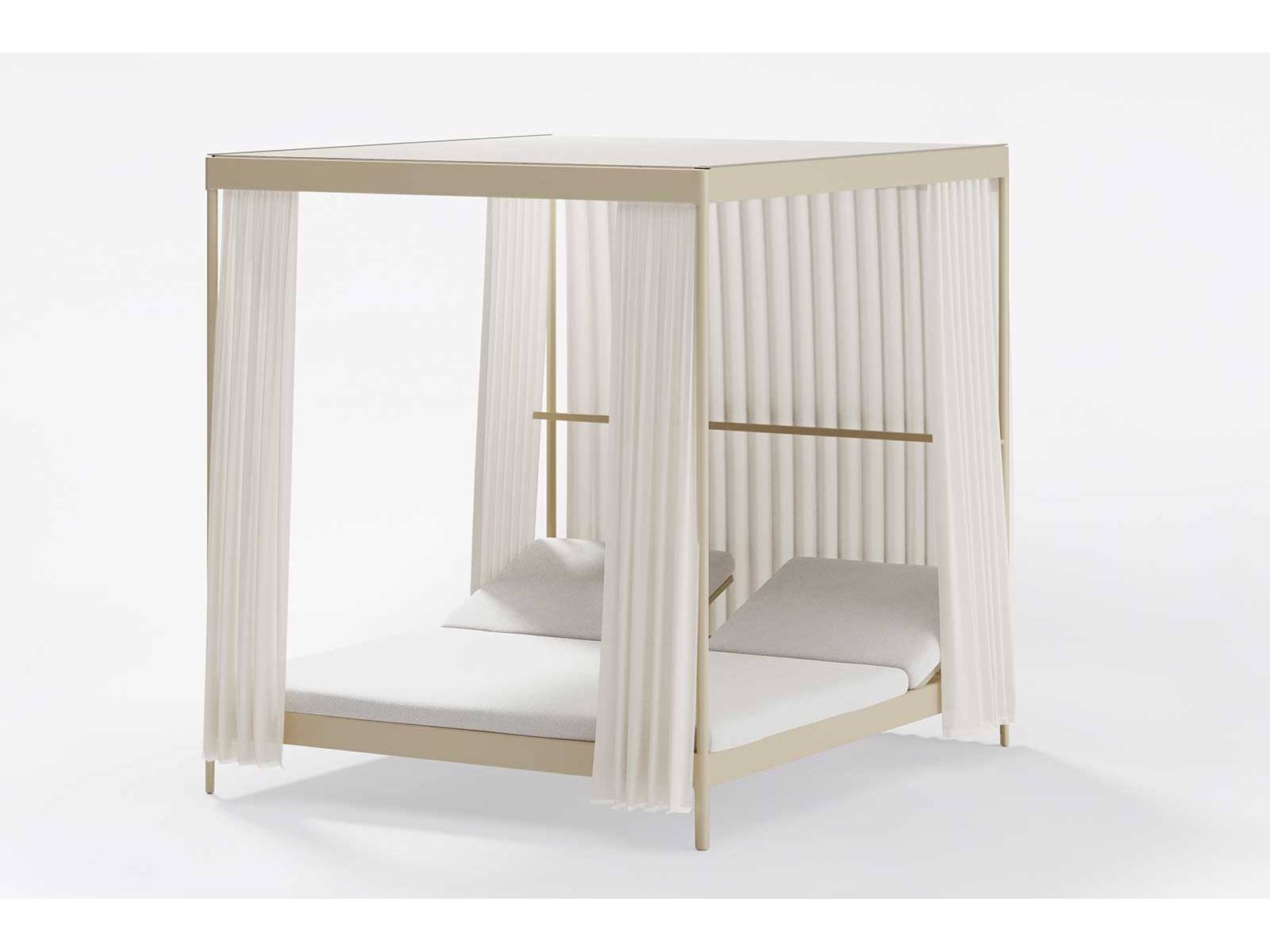 Mit den neuen Sonnenliegen, um die Lievore Asociados’ Kollektion «Solaris»  gewachsen ist, bietet sich ein eleganter Ort der Ruhe: Als Doppelliege und luftiges Himmelbett laden sie zum Rückzug unter freiem Himmel ein – mit Leichtigkeit und Komfort. FAST.