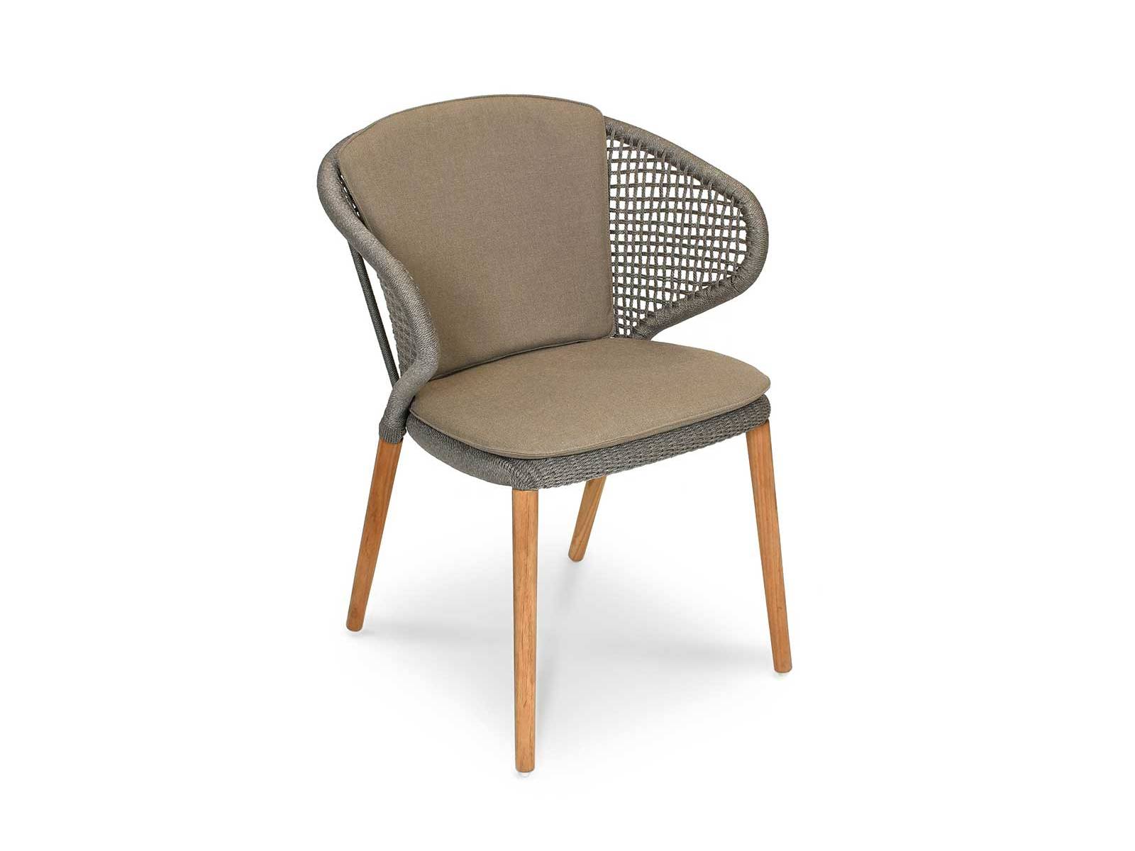 «Faro» präsentiert sich in neuem Gewand mit einem Geflecht im Farbton Pizarra, das seine Leichtigkeit noch unterstreicht. Wahl­weise ist der markant geformte Sessel mit einem Gestell aus Teakholz oder aus anthrazitfarbenem Aluminium erhältlich. FISCHER MÖBEL.