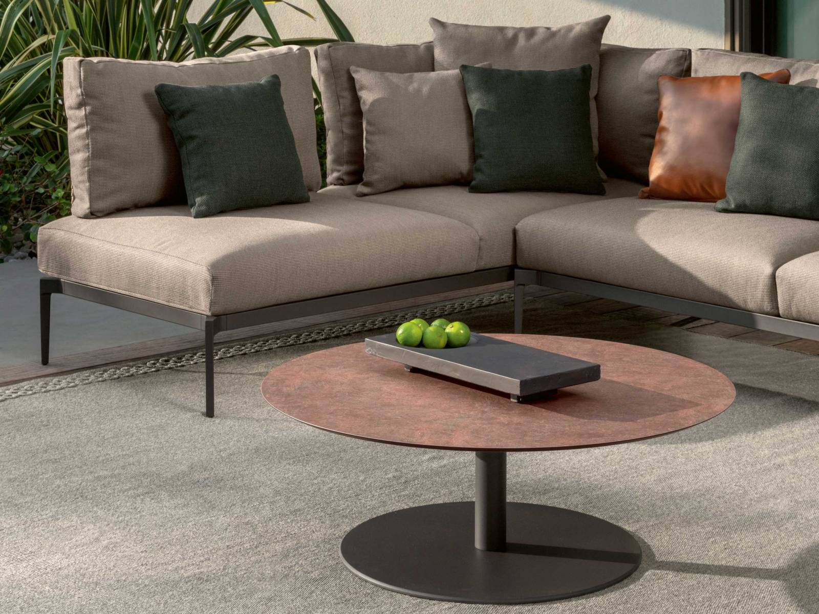 Die Leichtigkeit und Eleganz von Blütenblättern dienten Marco Acerbis als Inspiration für seine neue Sitzmöbelkollektion. Für «Leaf» platzierte der Designer sinnlich-weiche Kissen auf einem feinen Aluminiumrahmen. Neben Sessel und modularem Sofa gibt es auch eine Liege sowie einen Ess- und Beistelltisch. TALENTI.